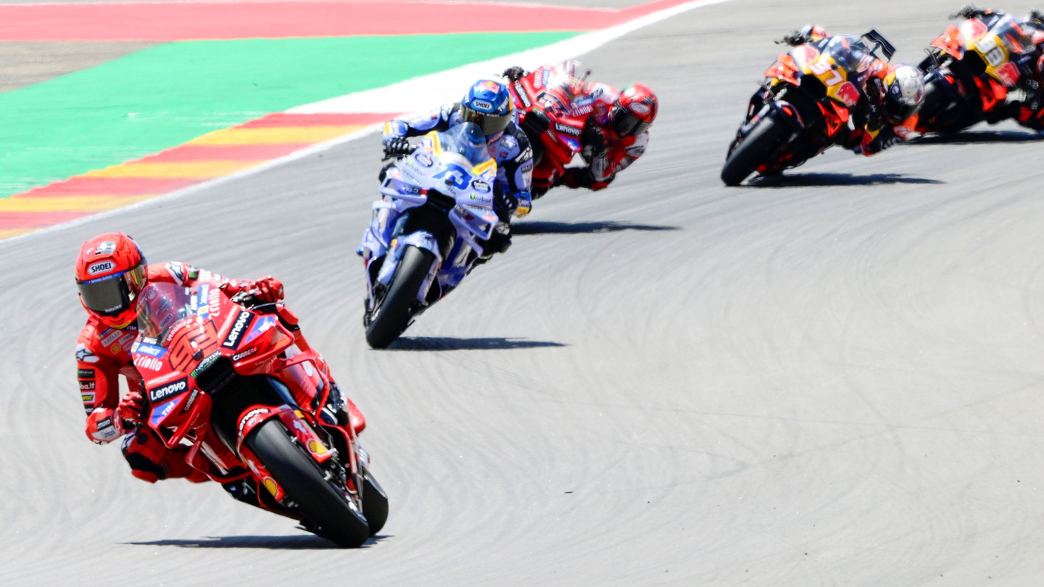 Marc Márquez se escapa de Álex Márquez, MotoGP Aragón 2025