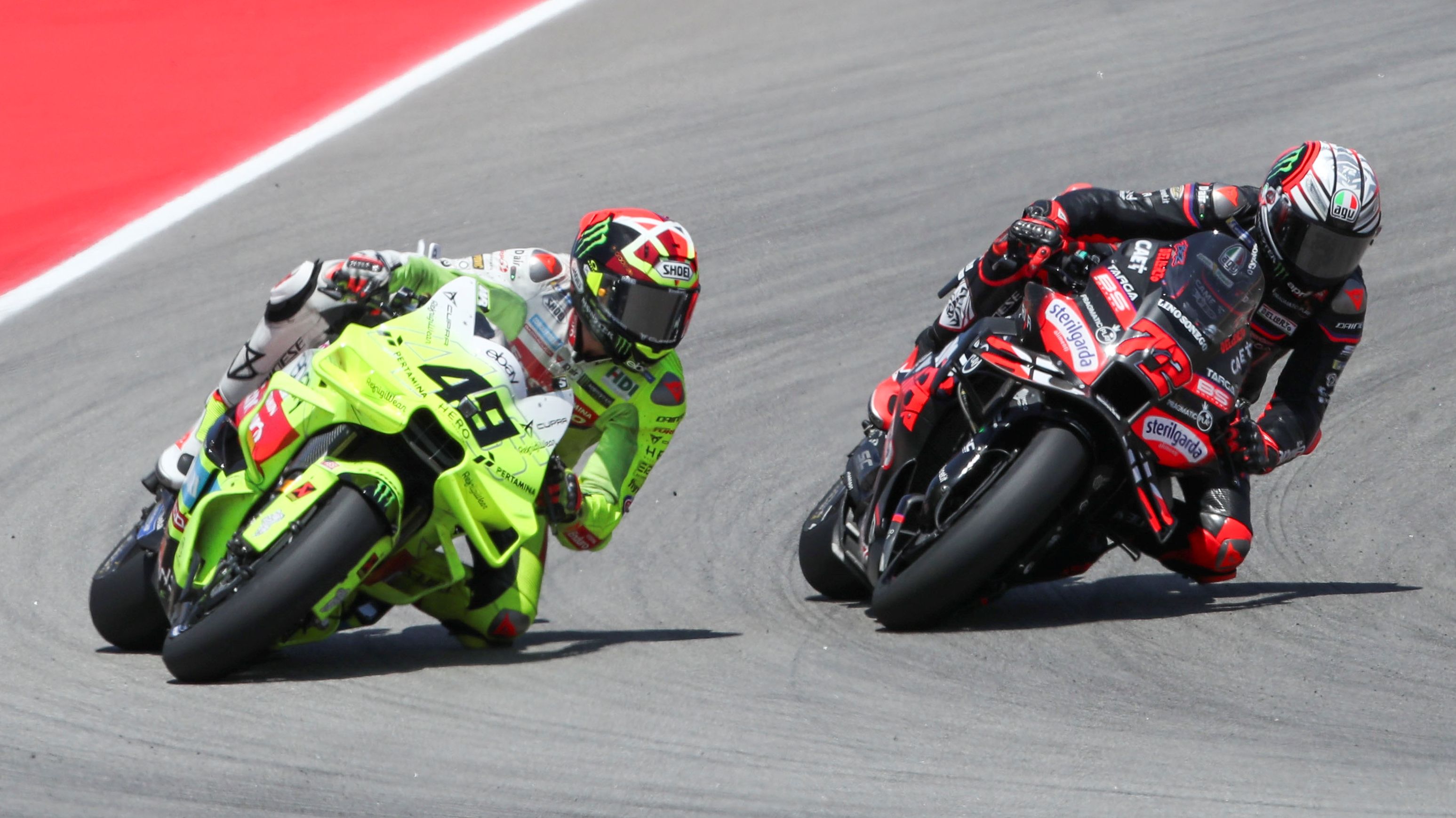 Marco Bezzecchi supera a Fabio Di Giannantonio, MotoGP Aragón 2025