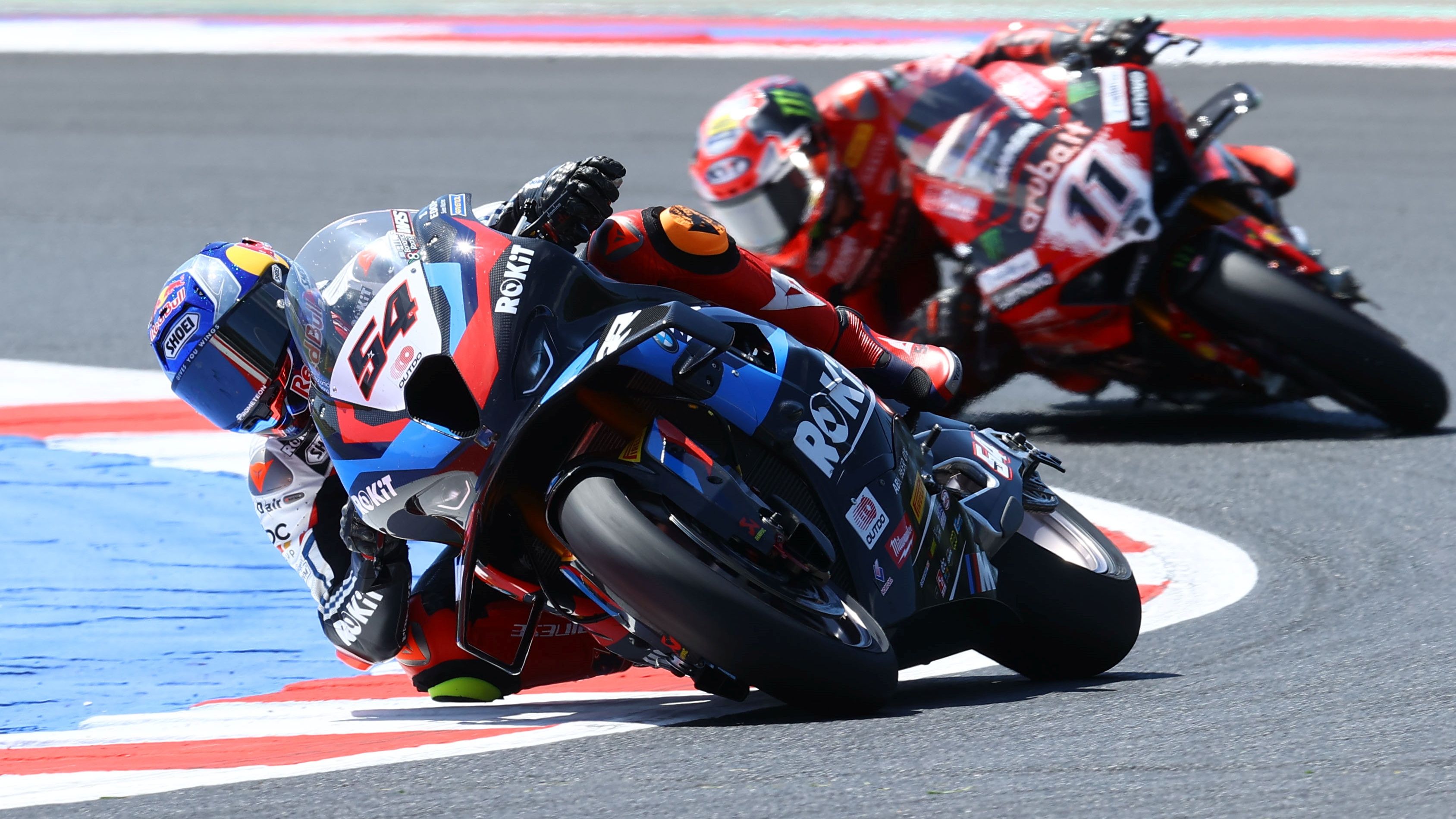 Toprak Razgatlioglu lidera ante Nicolò Bulega en Misano