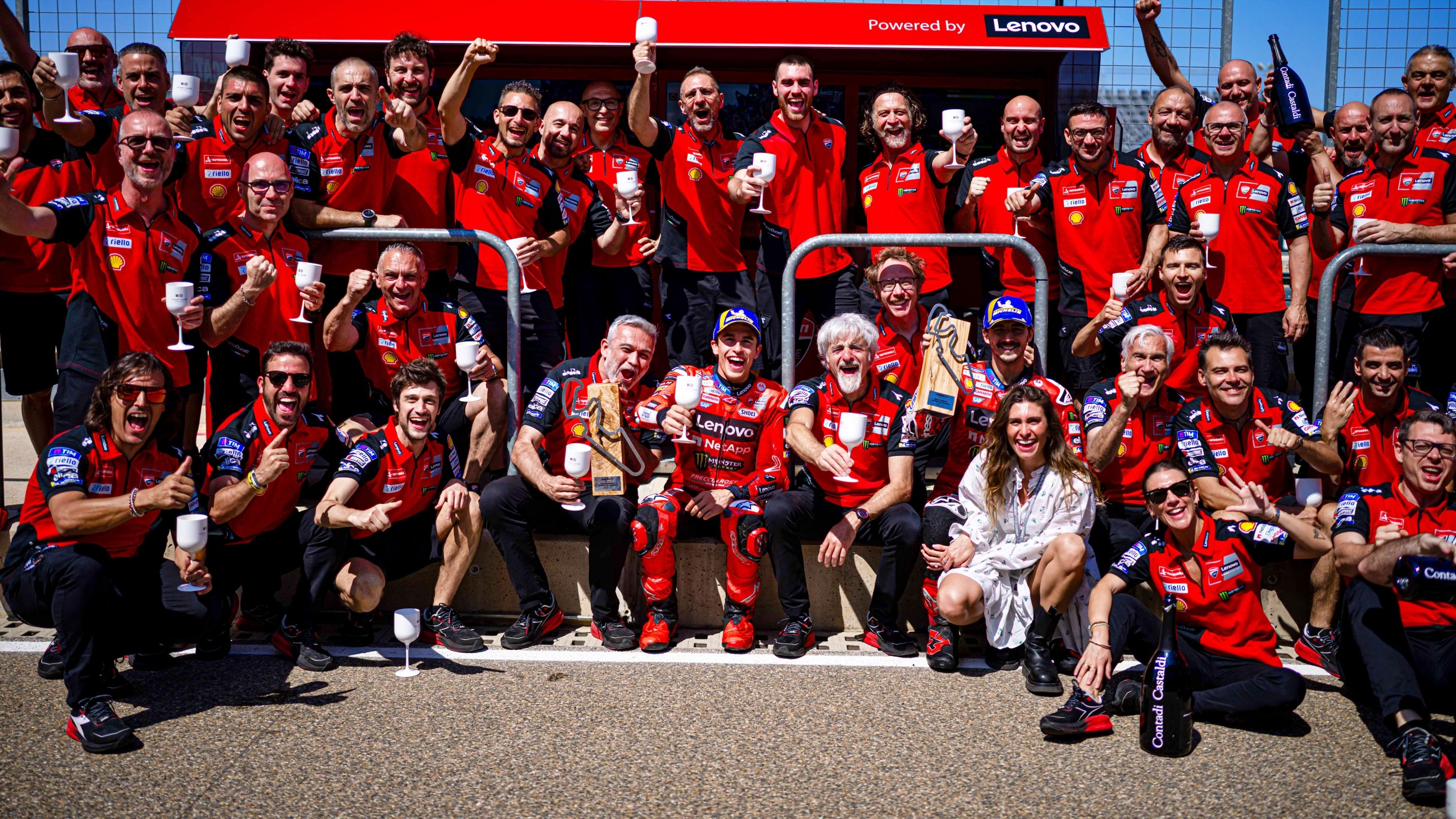 Marc Márquez y todo el equipo Ducati Lenovo celebran el triunfo en Motorland