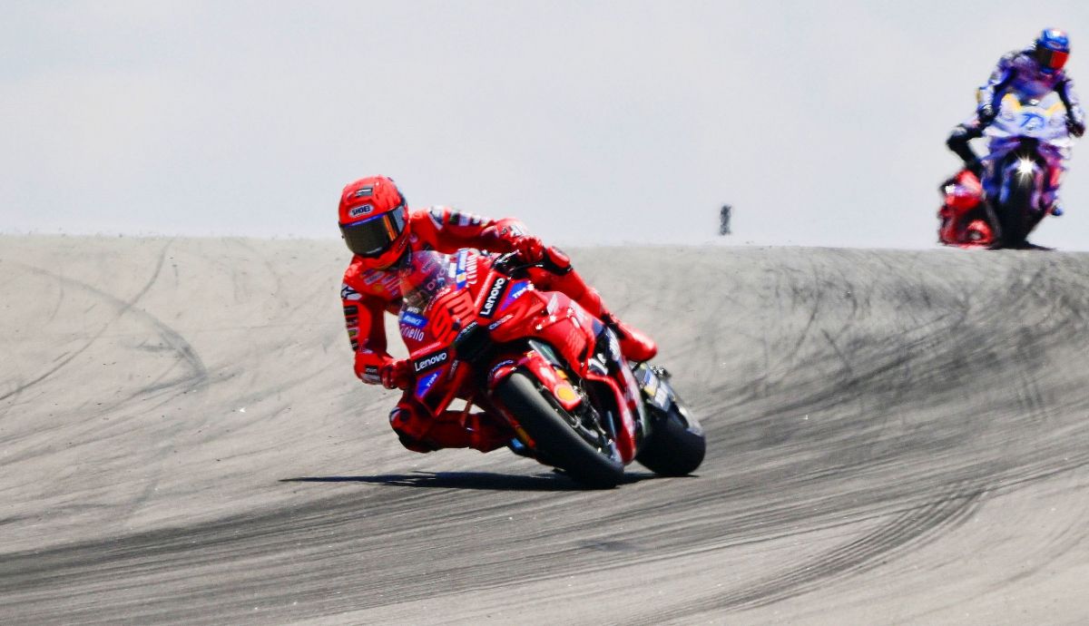 Marc Márquez se escapa de Álex Márquez y Pecco Bagnaia en Aragón