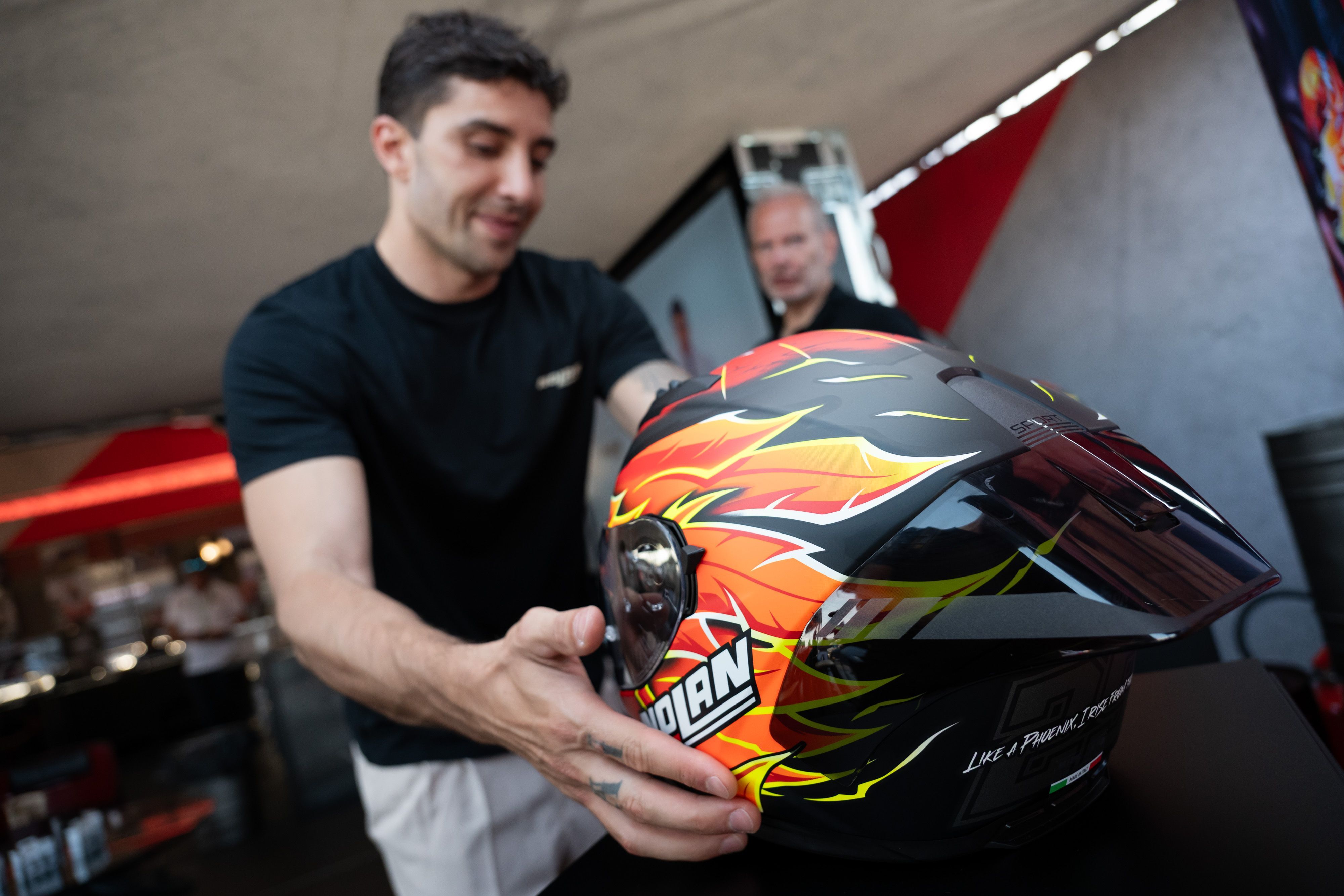 Nolan y Andrea Iannone lanzan su casco réplica: el renacer del fénix