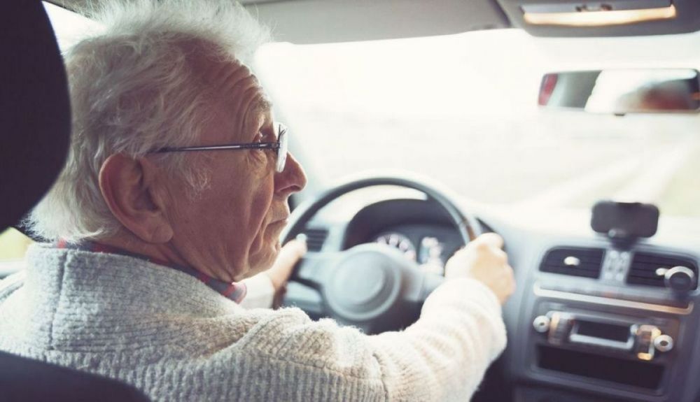 Prohibido conducir desde esta edad, la primera ley del mundo que impide renovar el carnet a mayores