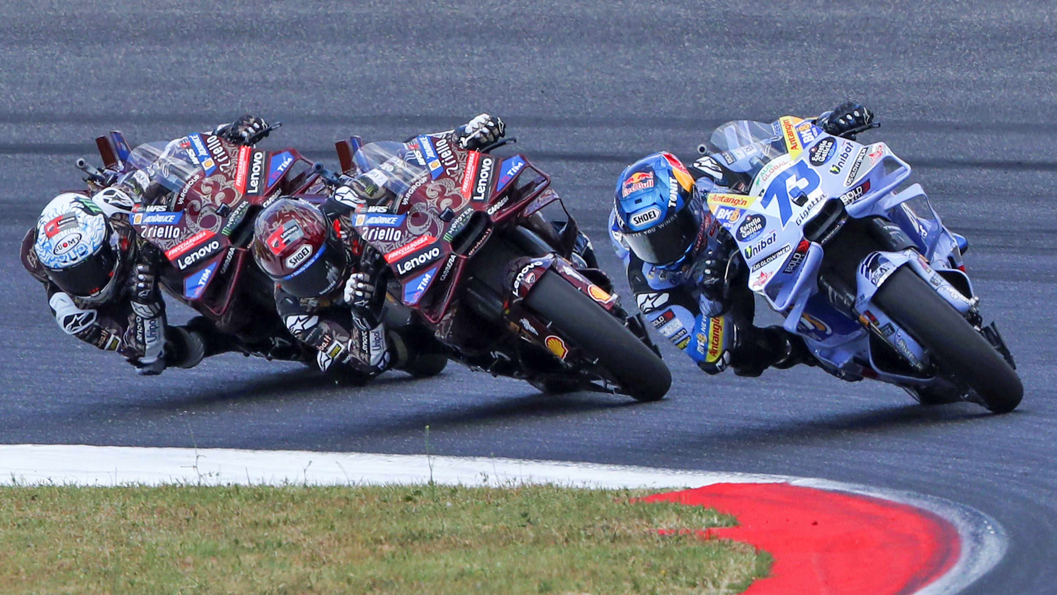 Álex Márquez comanda ante Marc Márquez y Pecco Bagnaia, MotoGP Italia 2025