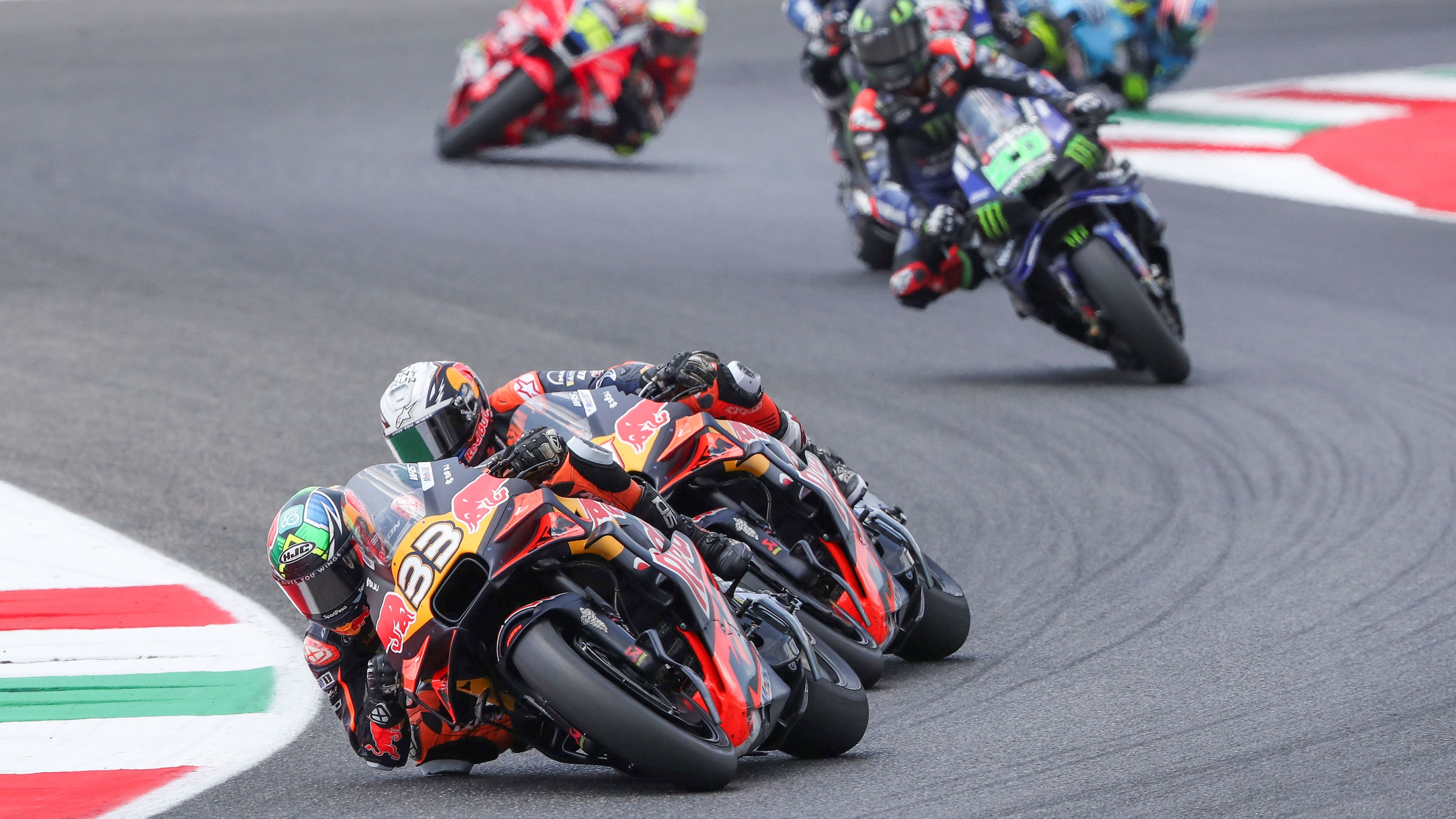 Brad Binder y Pedro Acosta seguidos por Fabio Quartararo, MotoGP Italia 2025