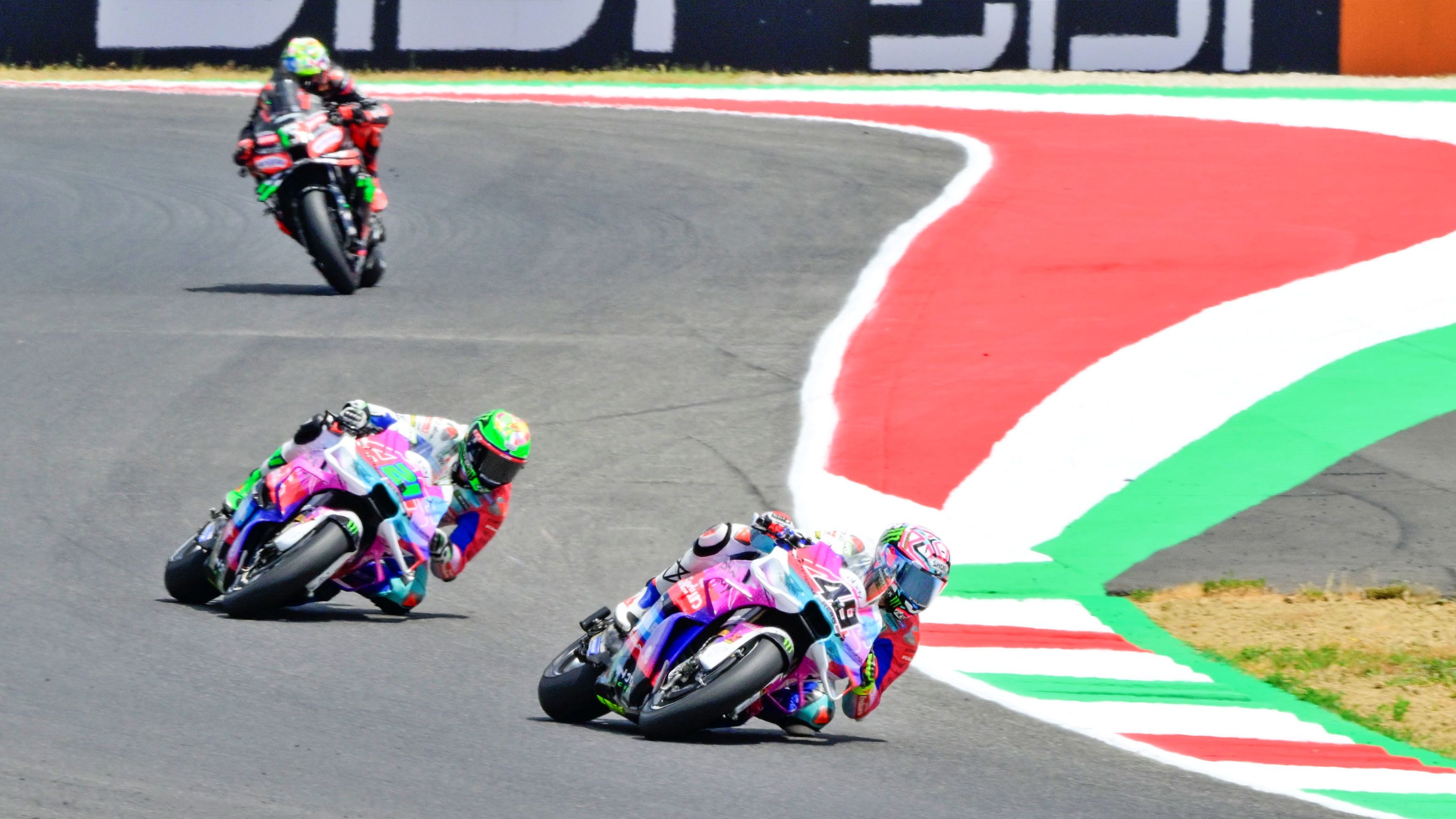 Fabio Di Giannantonio delante de Franco Morbidelli y Marco Bezzecchi, MotoGP Italia 2025