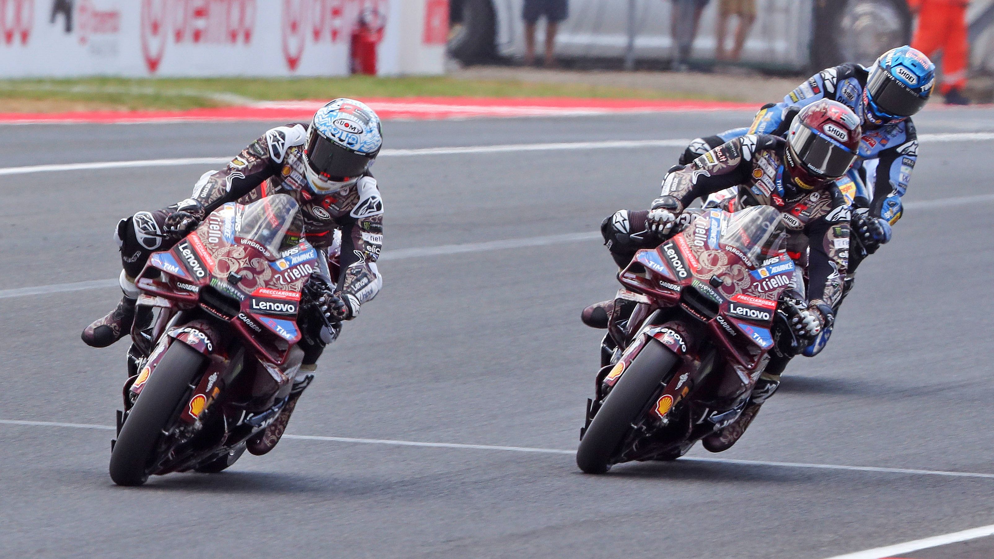 Pecco Bagnaia frenando por delante de Marc Márquez y Álex Márquez, MotoGP Italia 2025