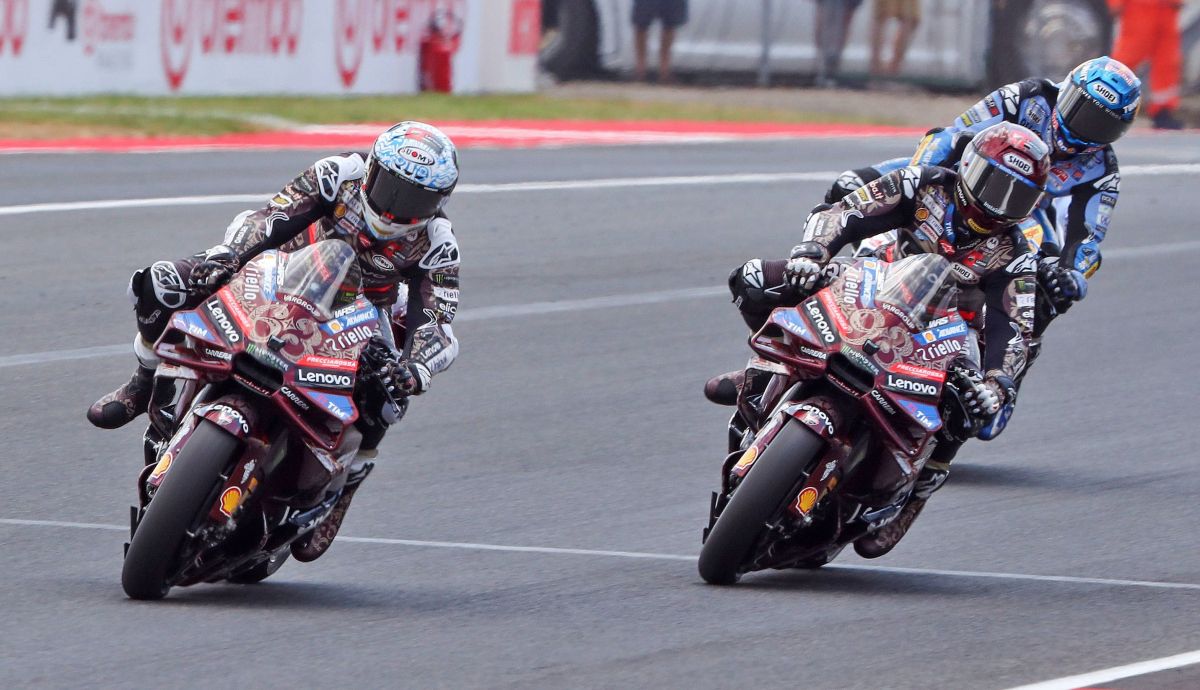 Pecco Bagnaia frenando por delante de Marc Márquez y Álex Márquez, MotoGP Italia 2025