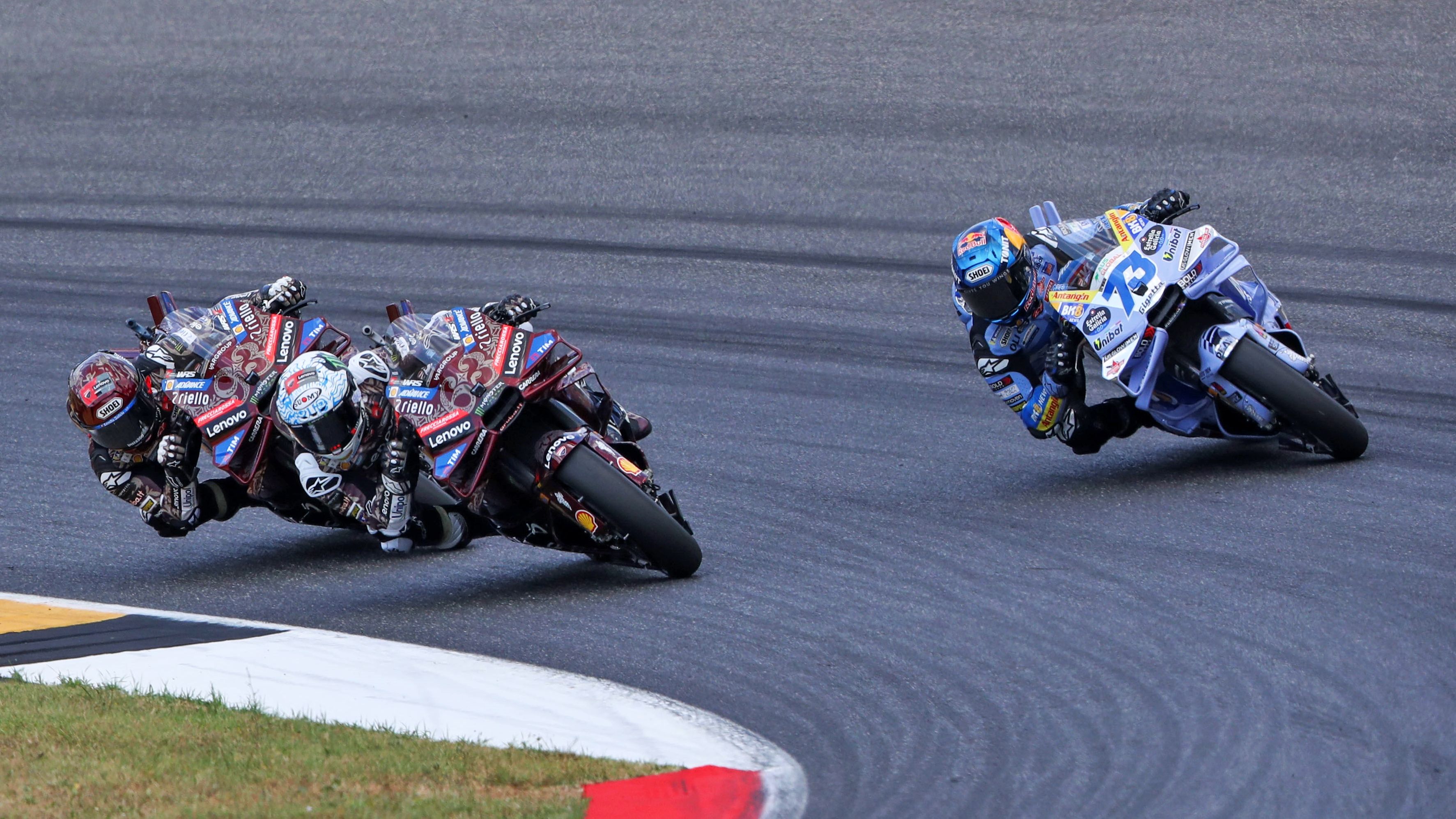 Pecco Bagnaia y Marc Márquez por el interior de Álex Márquez, MotoGP Italia 2025