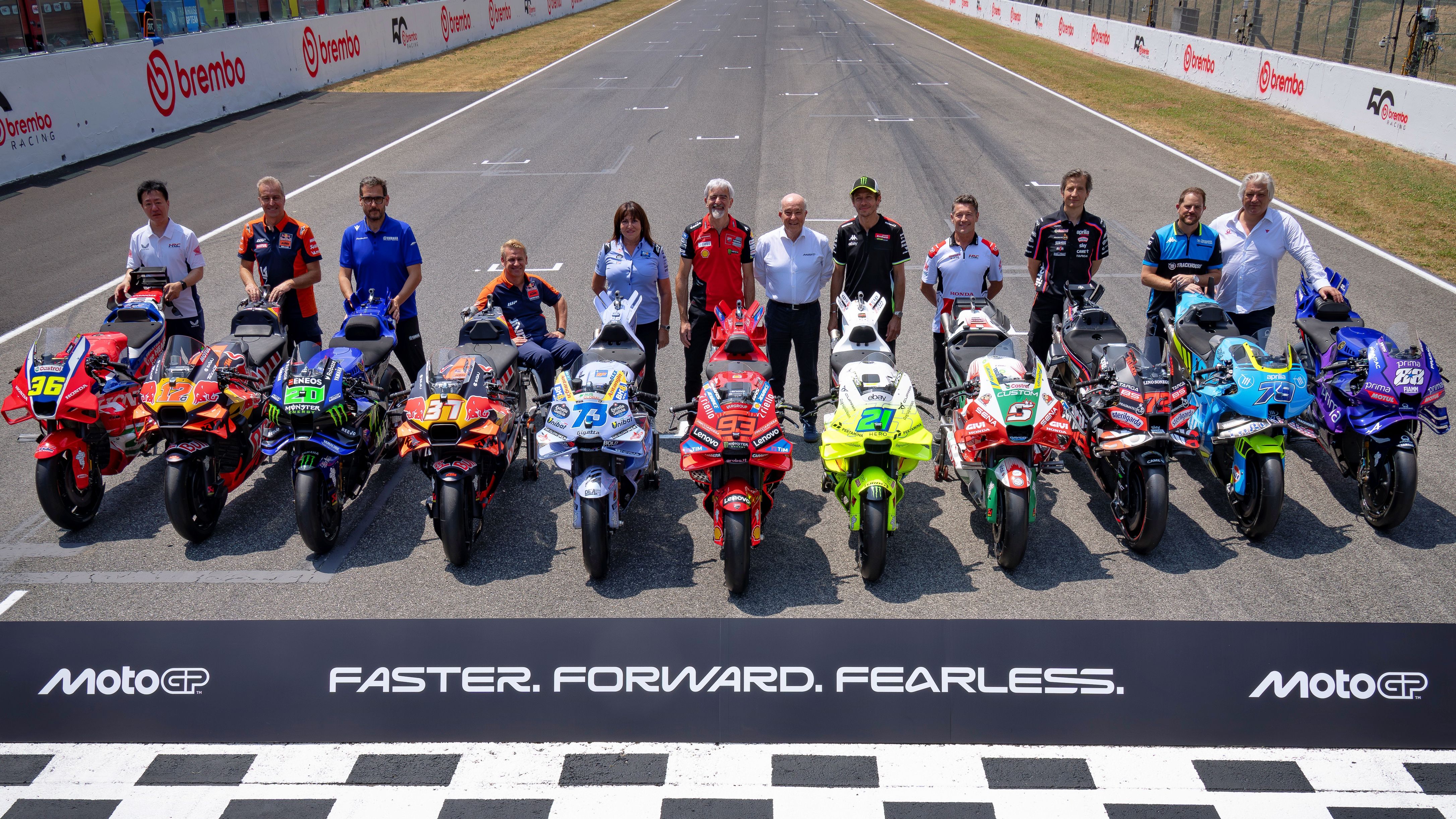 Los representantes de los equipos de MotoGP 2025 junto al mandamás de Dorna (Foto: MotoGP)