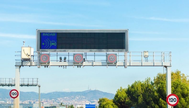 Un operario de carreteras desvela el mejor truco para detectar cualquier radar fijo de velocidad