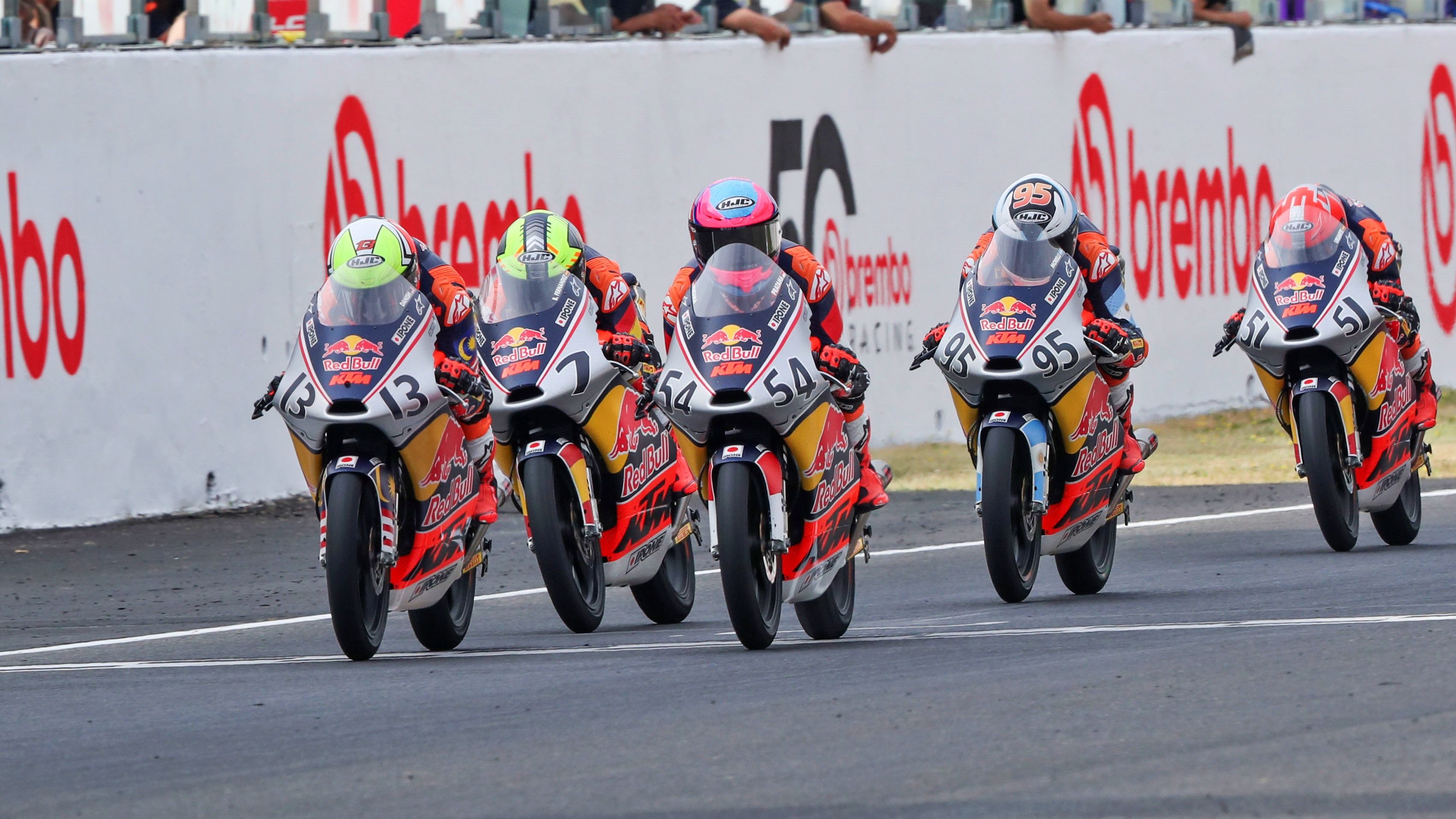 Veda Pratama completa el doblete en Mugello batiendo a Hakim Danish ante la presencia de Beñat Fernández