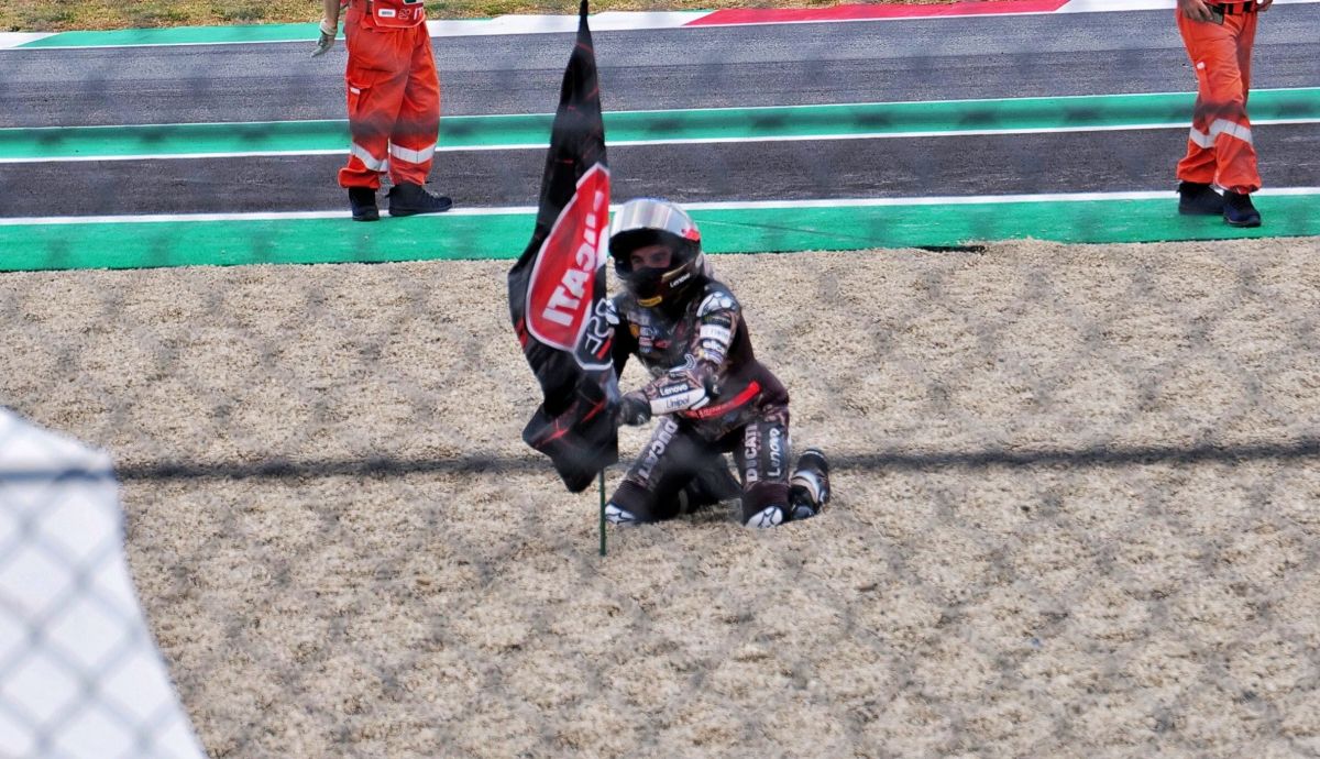 Marc Márquez planta la bandera de Ducati ante los tifosi tras ganar en Mugello Marc Márquez planta la bandera de Ducati ante los tifosi tras ganar en Mugello