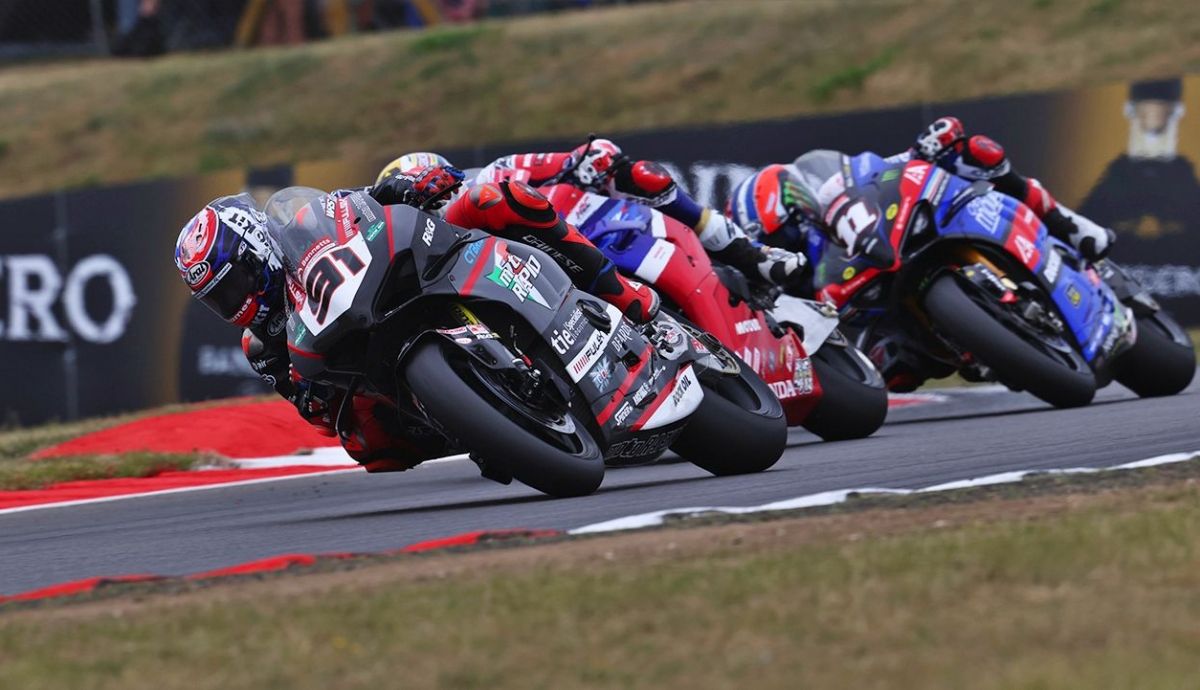 Leon Haslam se impuso a Tommy Bridewell y Rory Skinner por el podio Leon Haslam se impuso a Tommy Bridewell y Rory Skinner por el podio