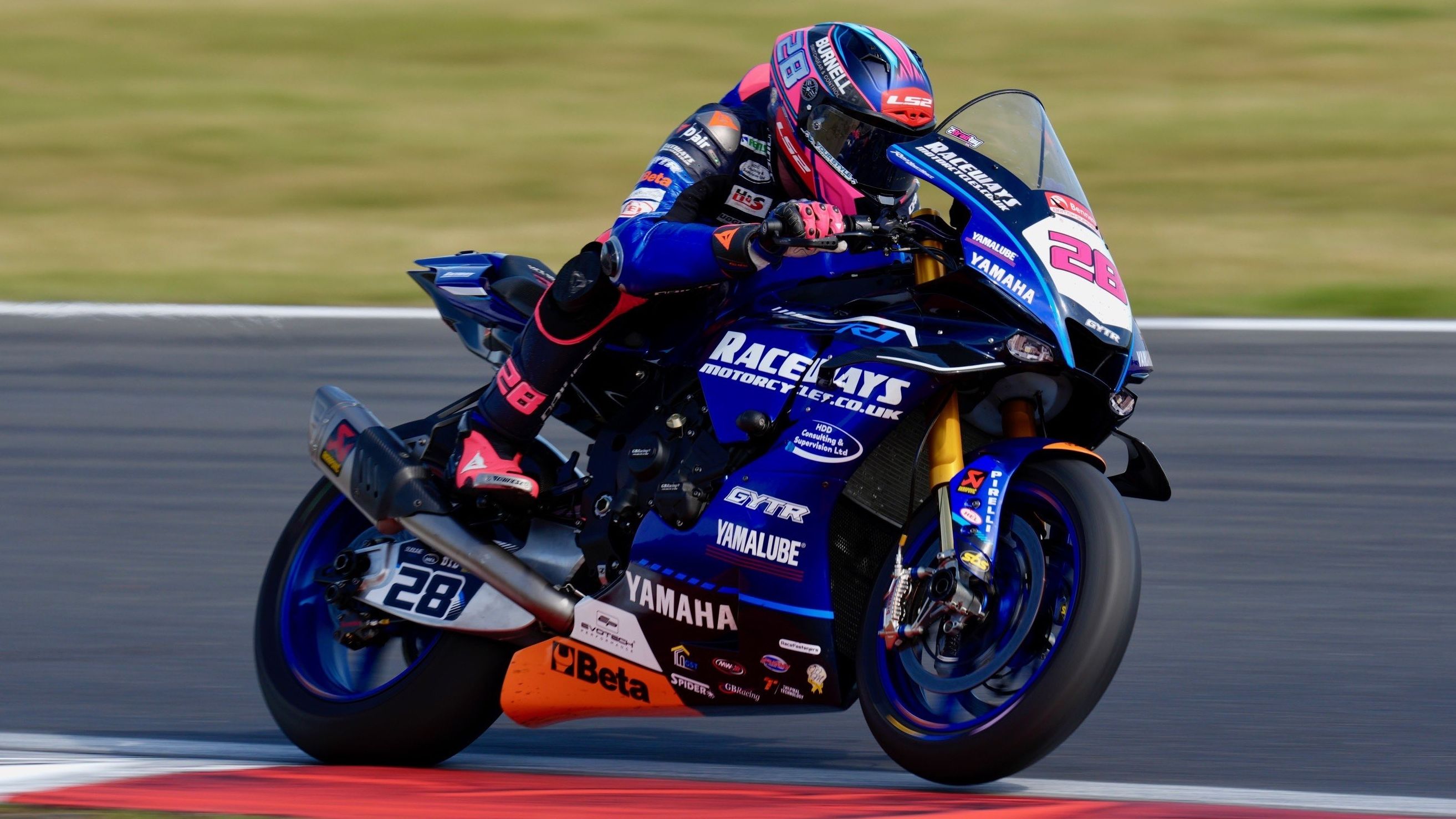 Bradley Ray ha firmado un triplete increíble en Snetterton y suma seis victorias seguidas en el BSB 2025
