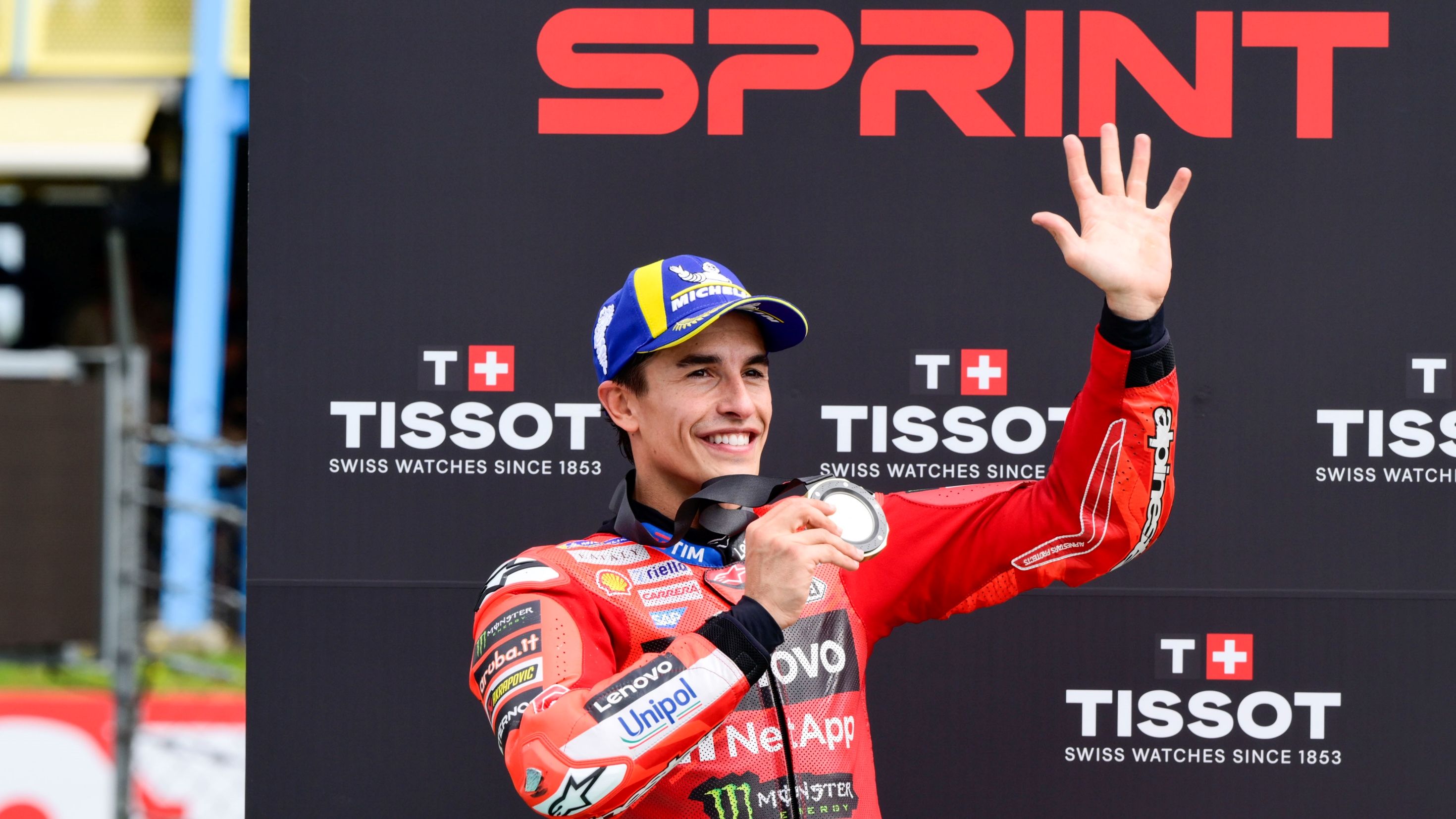 Marc Márquez celebra su victoria en el Sprint del Gran Premio de los Países Bajos de MotoGP 2025 disputado en Assen