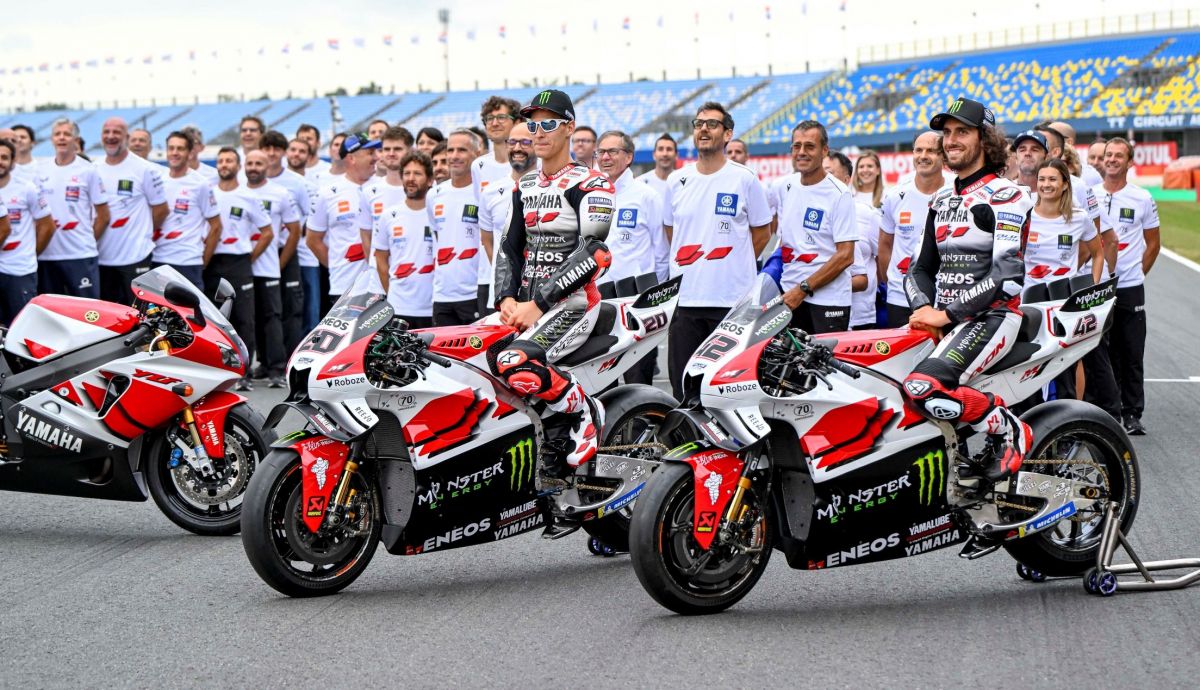 Fabio Quartararo y Álex Rins sobre las Yamaha YZR M1 con la decoración especial 70 aniversario para Assen 2025
