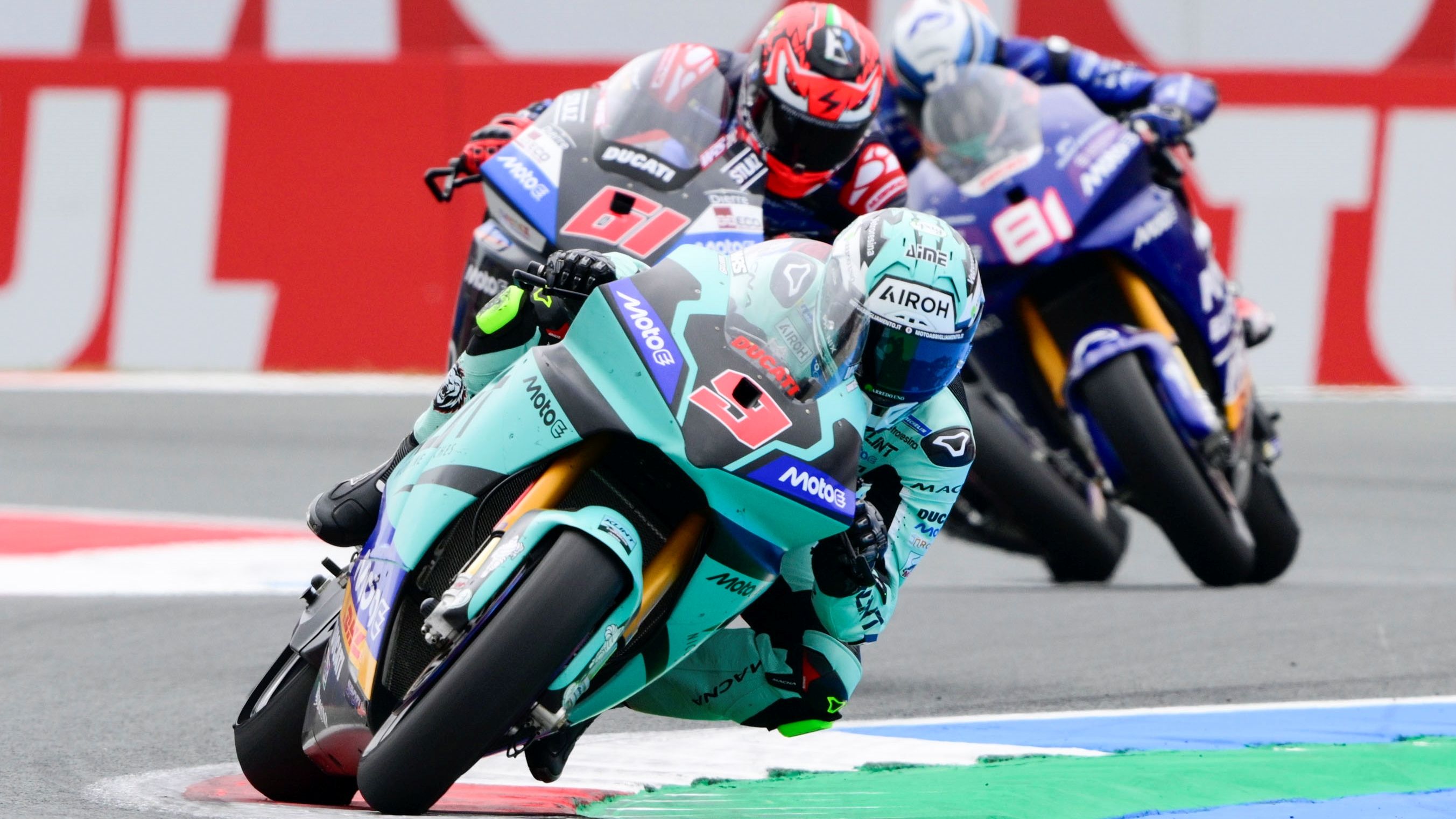 Andrea Mantovani por delante de Alessandro Zaccone y Jordi Torres en MotoE en Assen