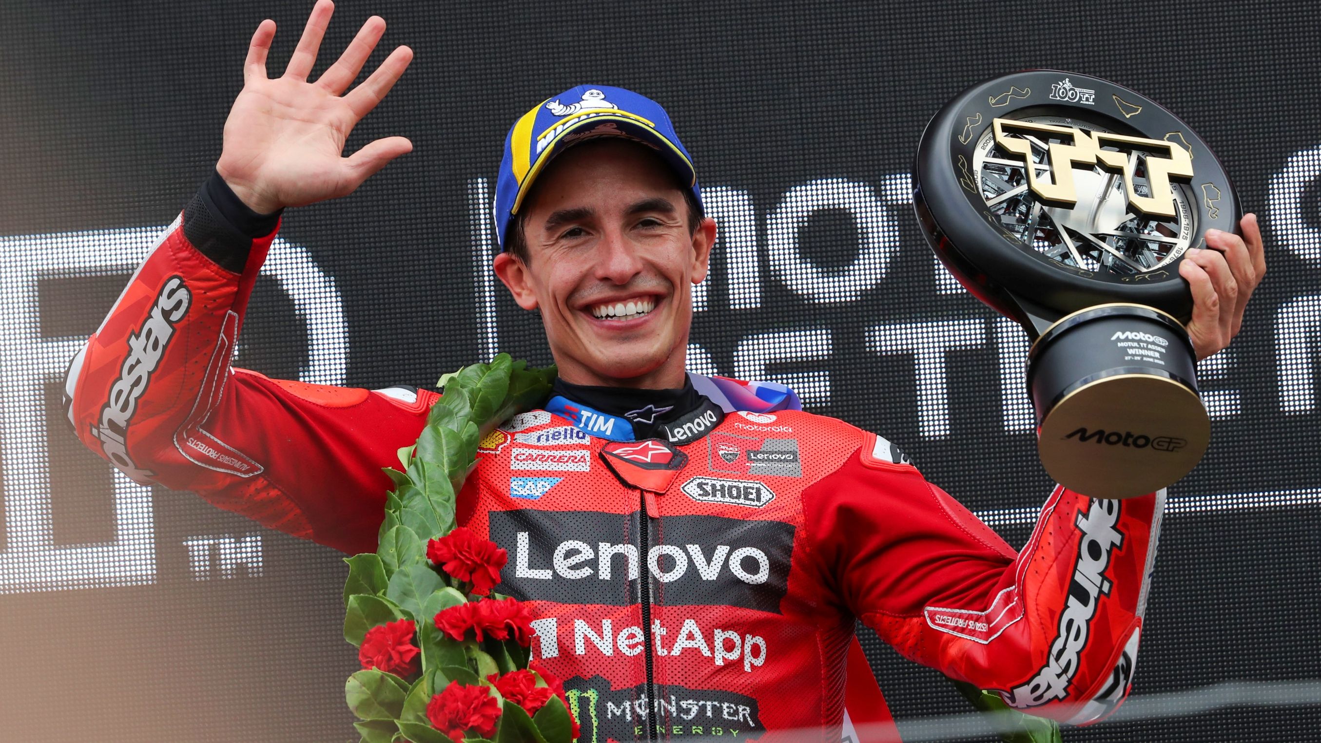 Marc Márquez celebra la victoria en el centenario de Assen en el Gran Premio de los Países Bajos de MotoGP 2025