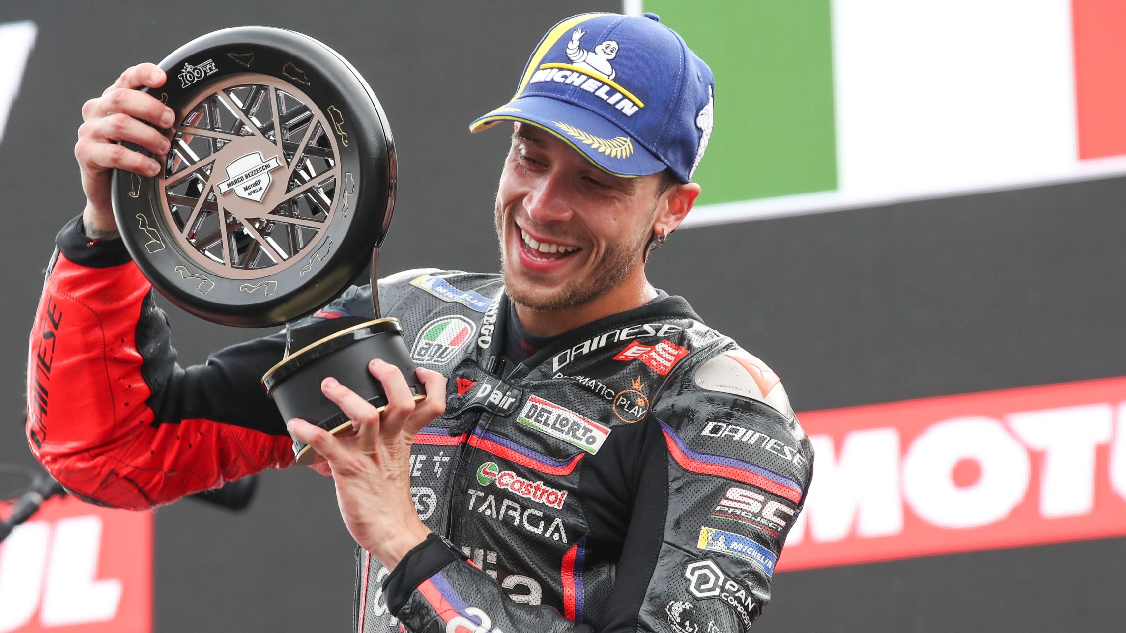 Marco Bezzecchi en el podio de Assen en el Gran Premio de los Países Bajos de MotoGP 2025