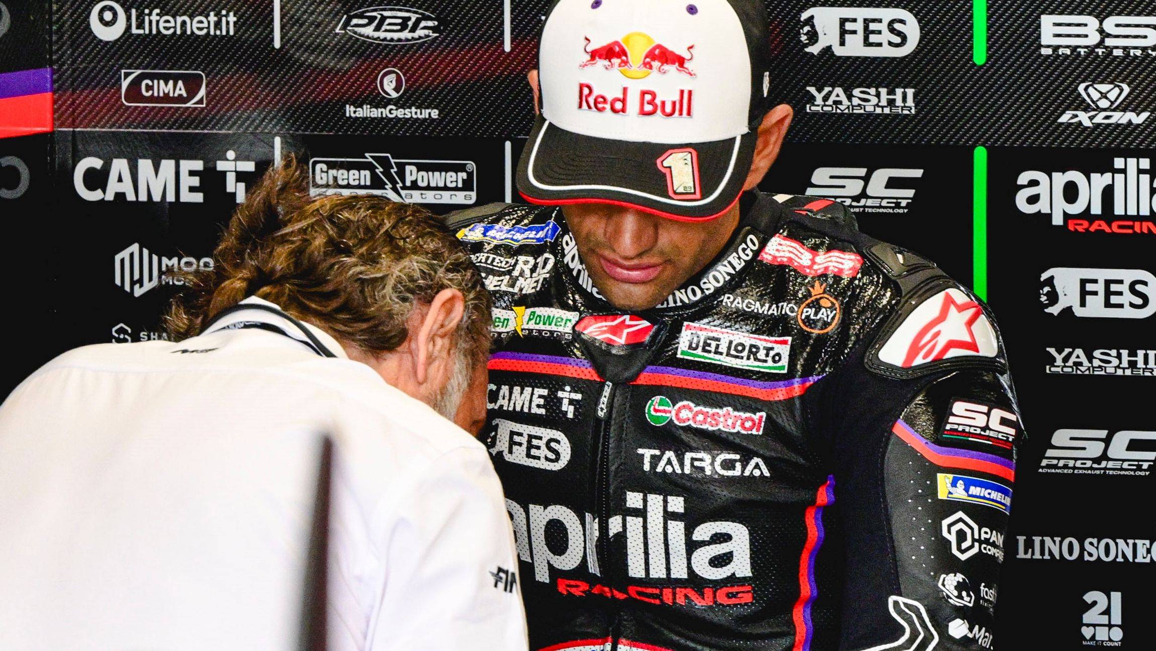 Jorge Martín con el Doctor Ángel Charte en el box de Aprilia