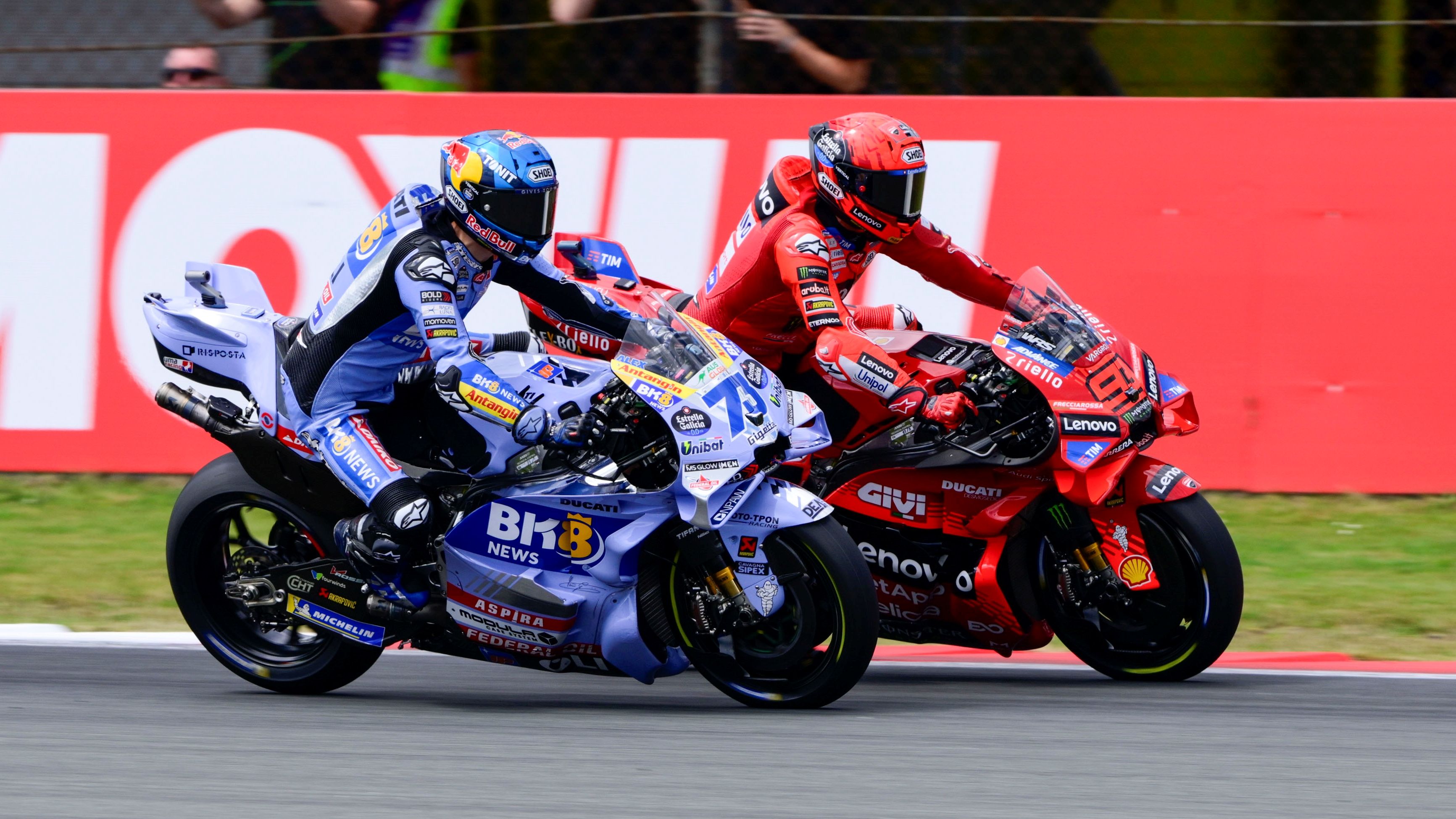 Álex Márquez trata de superar a Marc Márquez, MotoGP Assen 2025