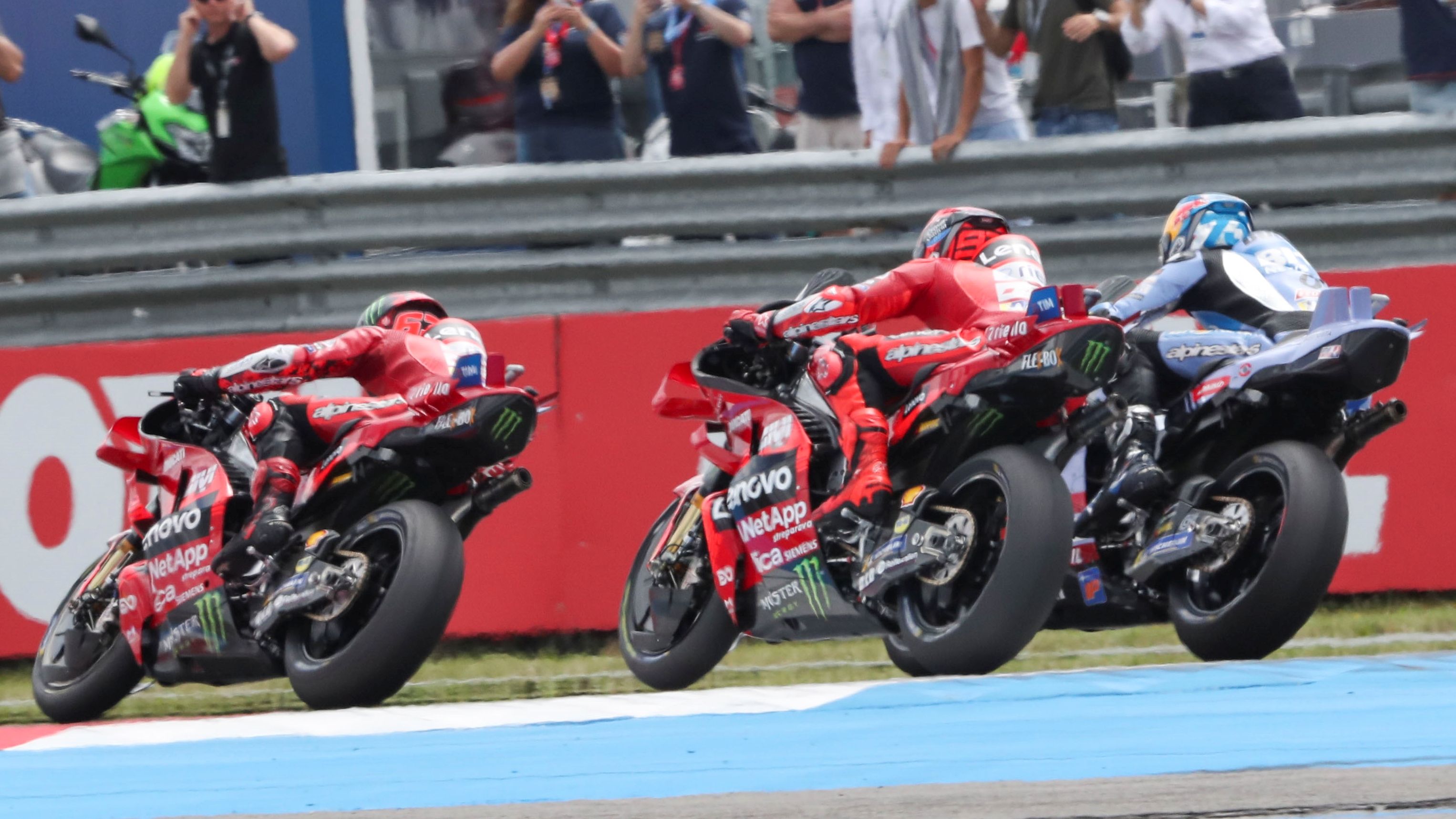 Álex Márquez y Marc Márquez tras Pecco Bagnaia, MotoGP Assen 2025