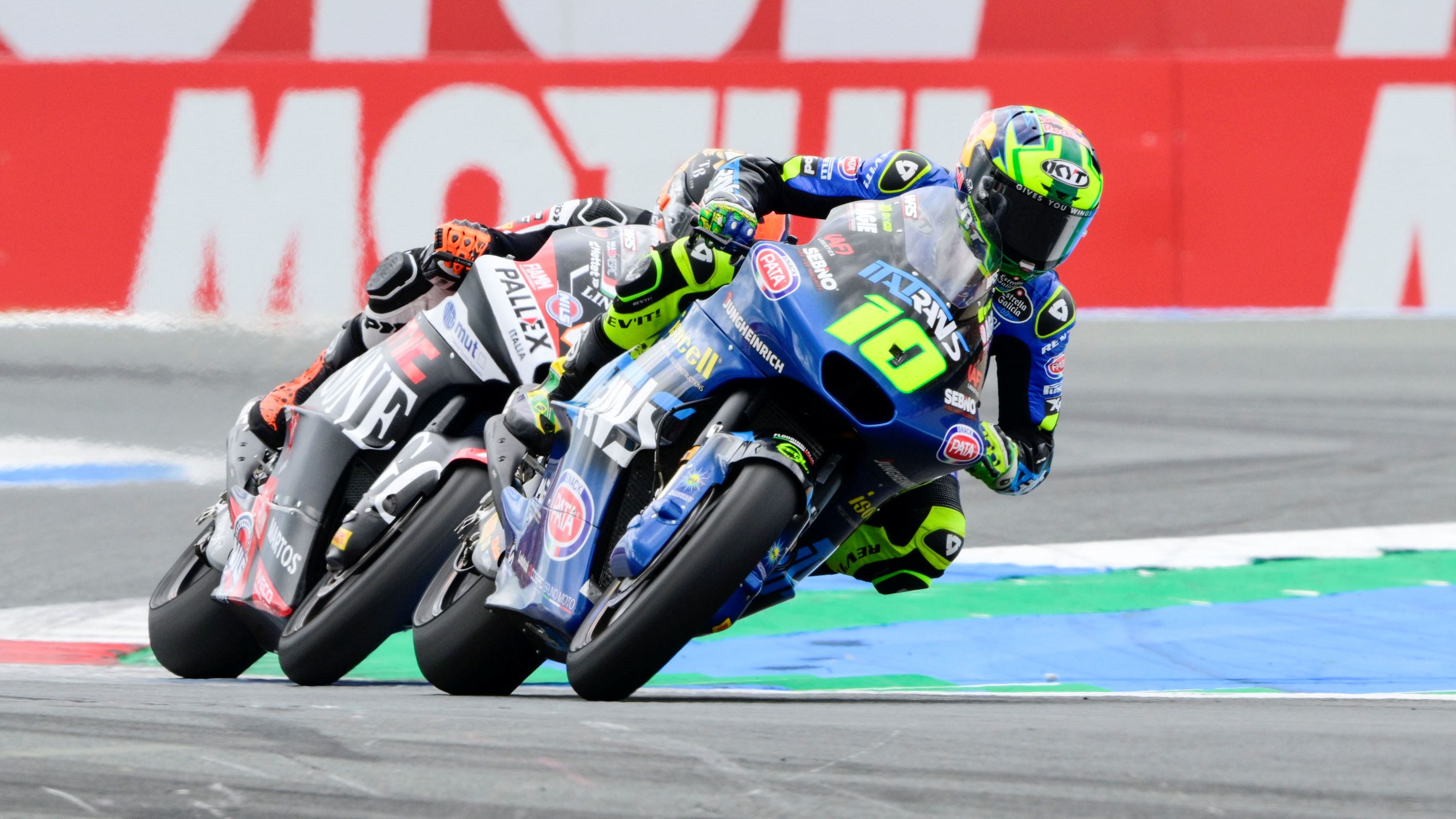 Diogo Moreira encara la chicane final ante Arón Canet, Moto2 Assen 2025
