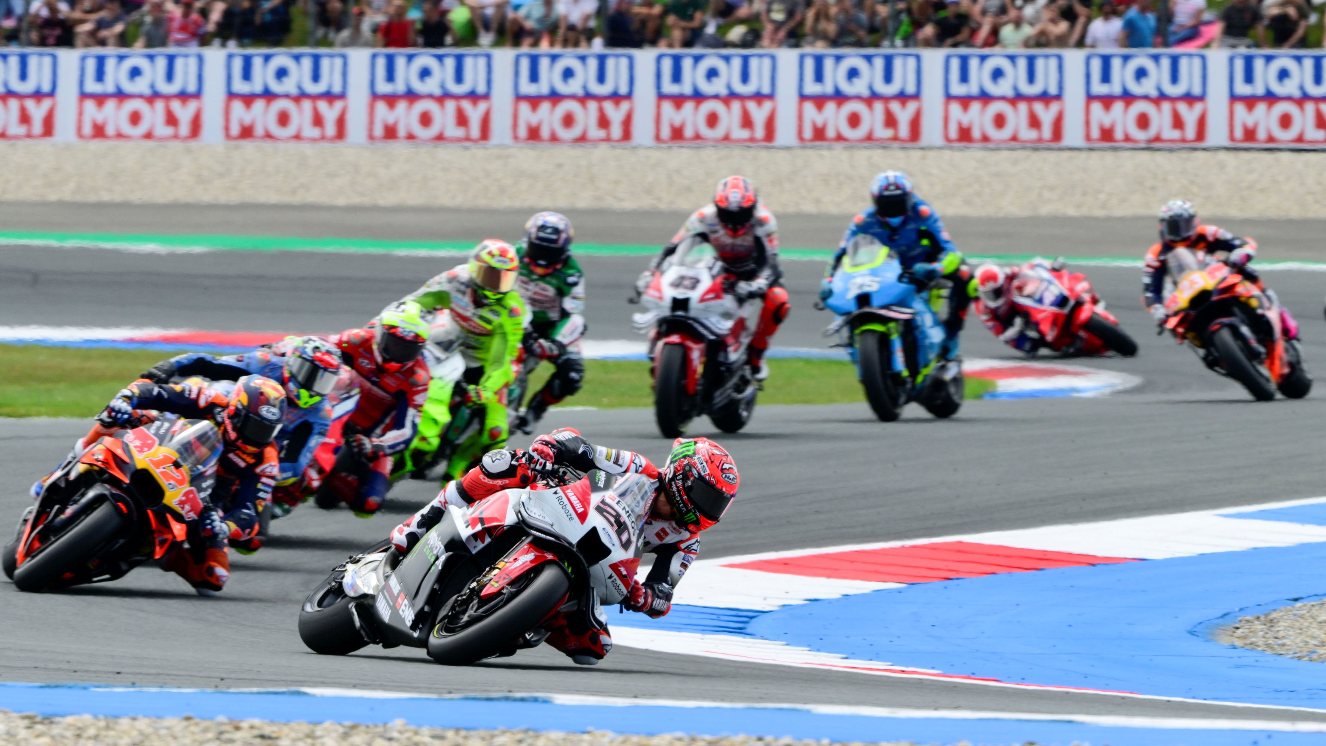Fabio Quartararo comanda un grupo ante Maverick Viñales, MotoGP Assen 2025