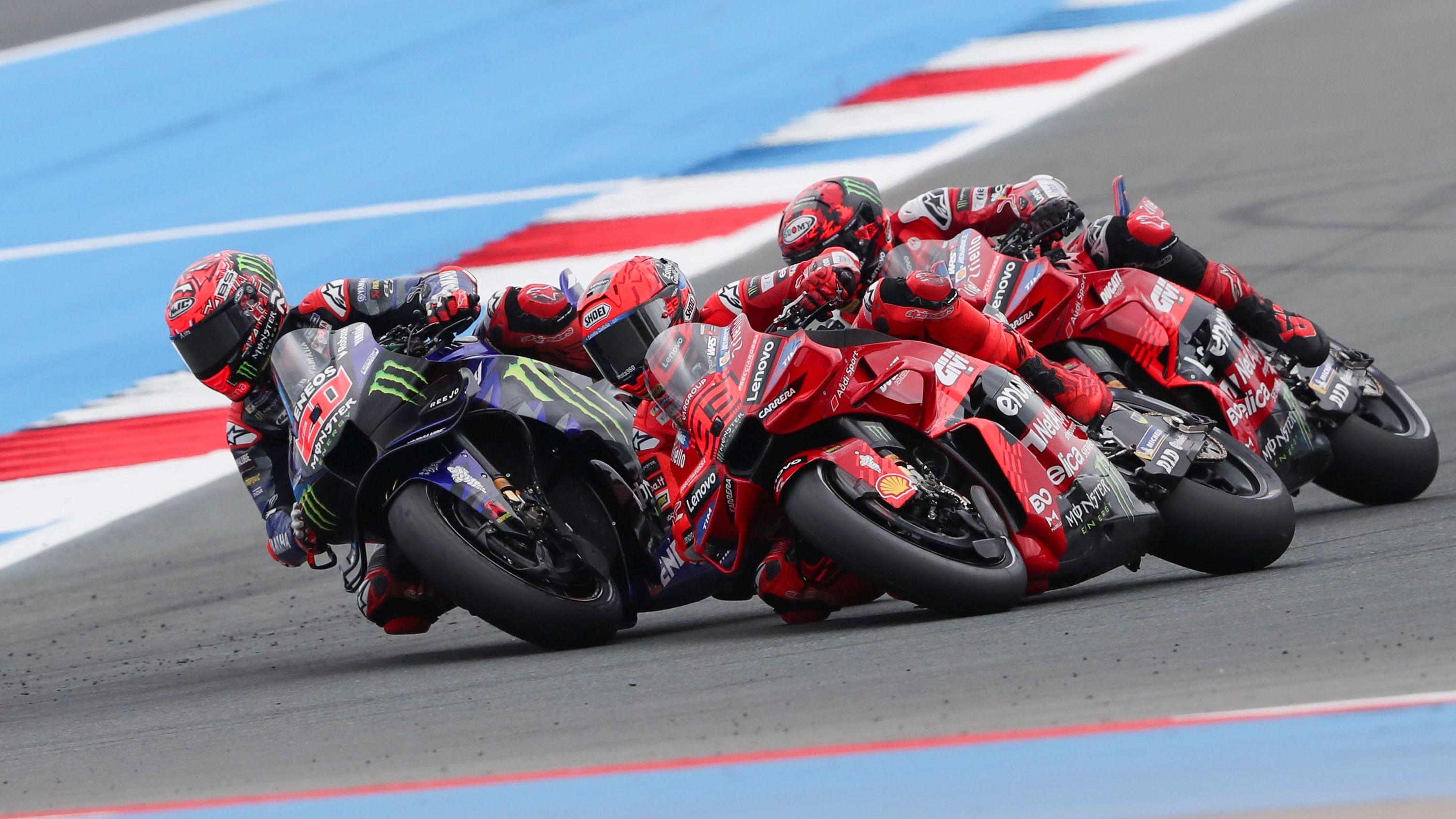 Fabio Quartararo rebasa a Marc Márquez en presencia de Pecco Bagnaia, MotoGP Assen 2025