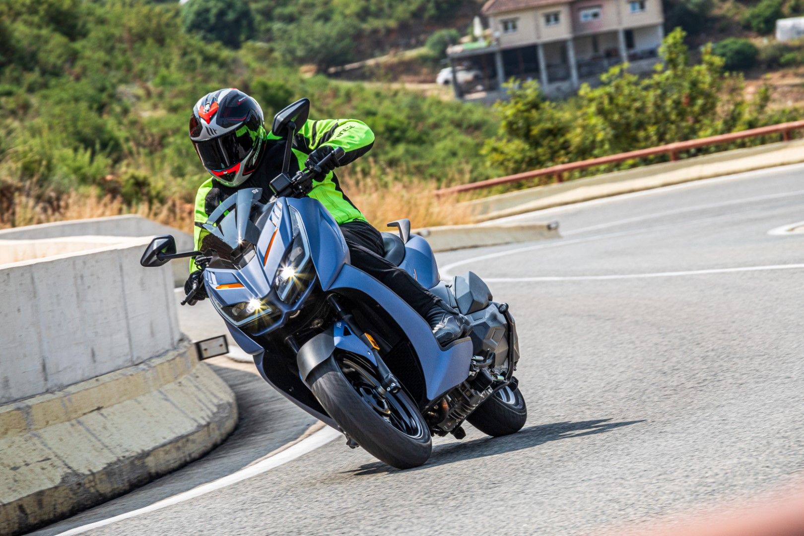 Zontes 368M/368D. Scooter de plataforma compacta-deportiva a un gran precio con motor de 38,8 CV