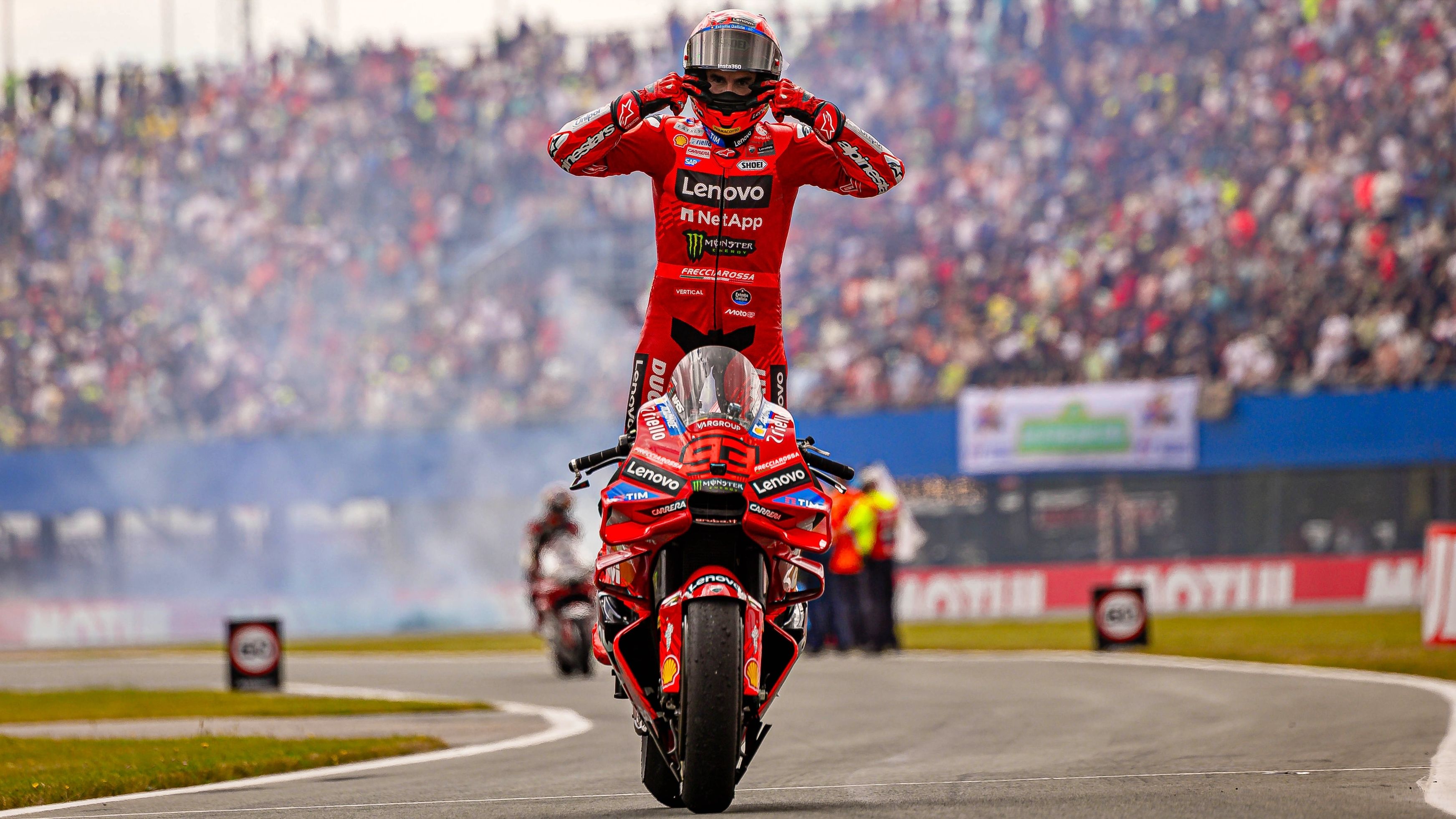 Marc Márquez celebra su victoria en Assen 2025
