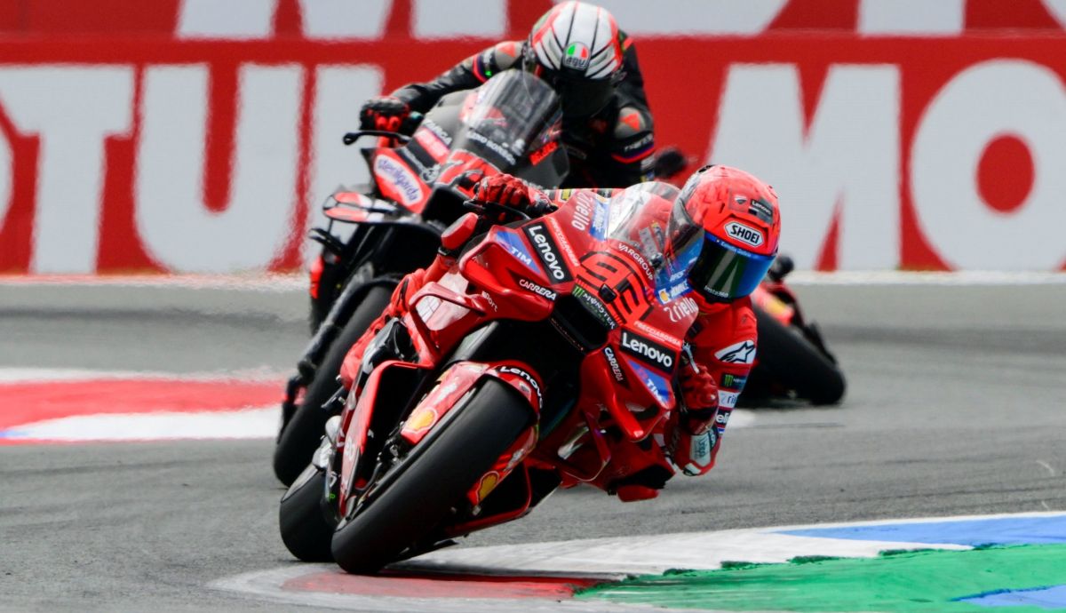 Marc Márquez llevó a Marco Bezzecchi pegado toda la carrera Marc Márquez llevó a Marco Bezzecchi pegado toda la carrera