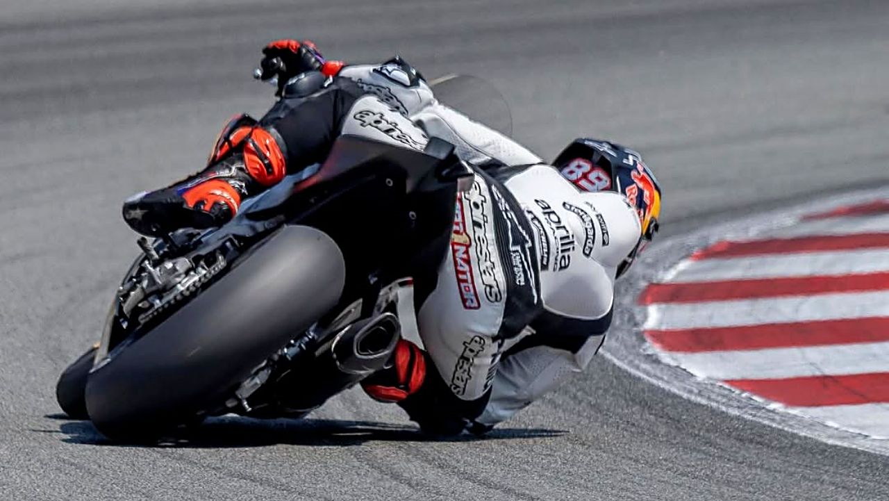 Jorge Martín sobre la Aprilia RSV4 en el Circuit de Barcelona Catalunya