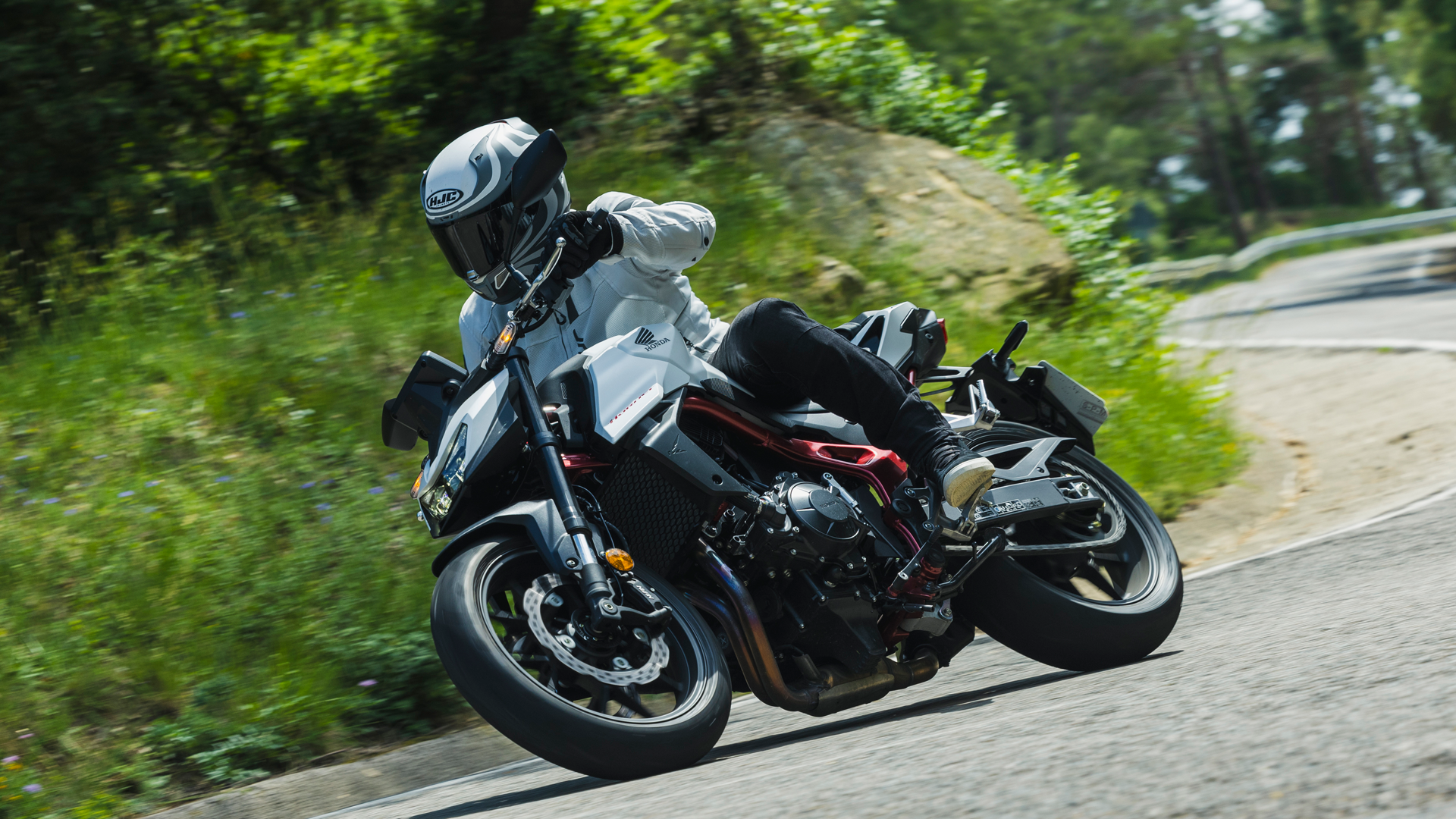 Honda CB750 Hornet 2025 Accion (16)