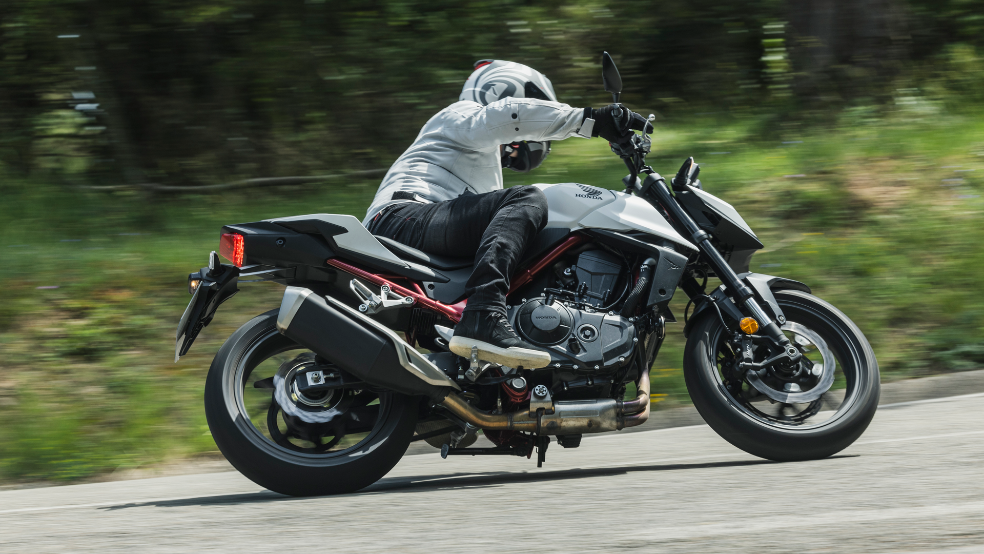 Honda CB750 Hornet 2025 Accion (20)