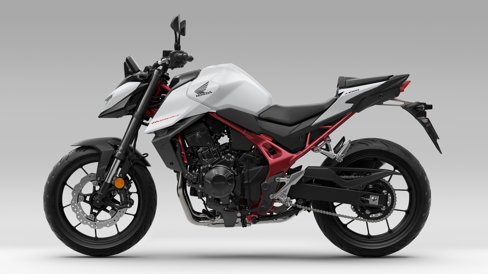 Honda CB750 Hornet 2025 Estudio (6)