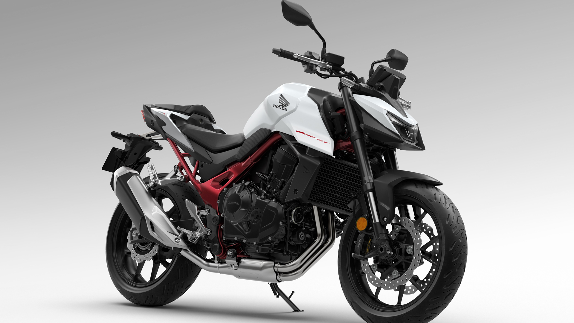 Honda CB750 Hornet 2025 Estudio (8)