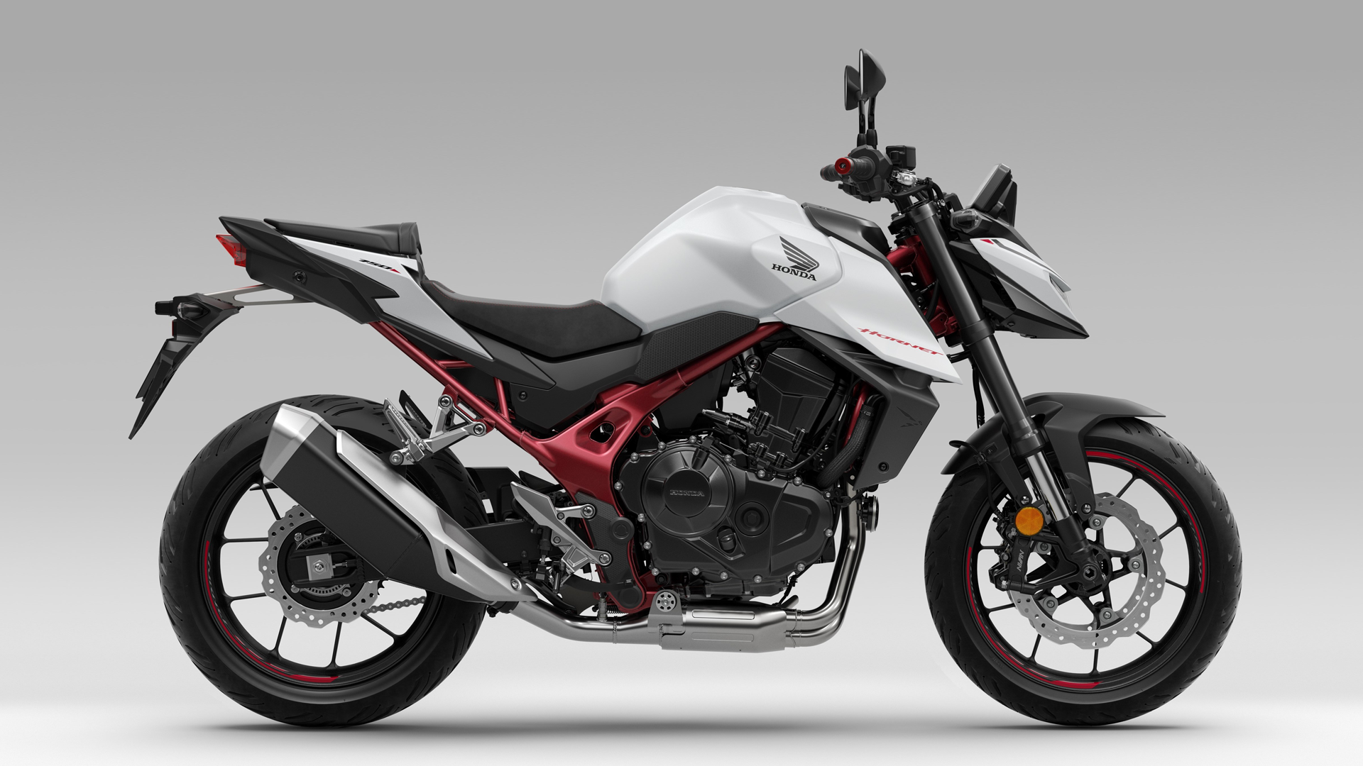 Honda CB750 Hornet 2025 Estudio (10)