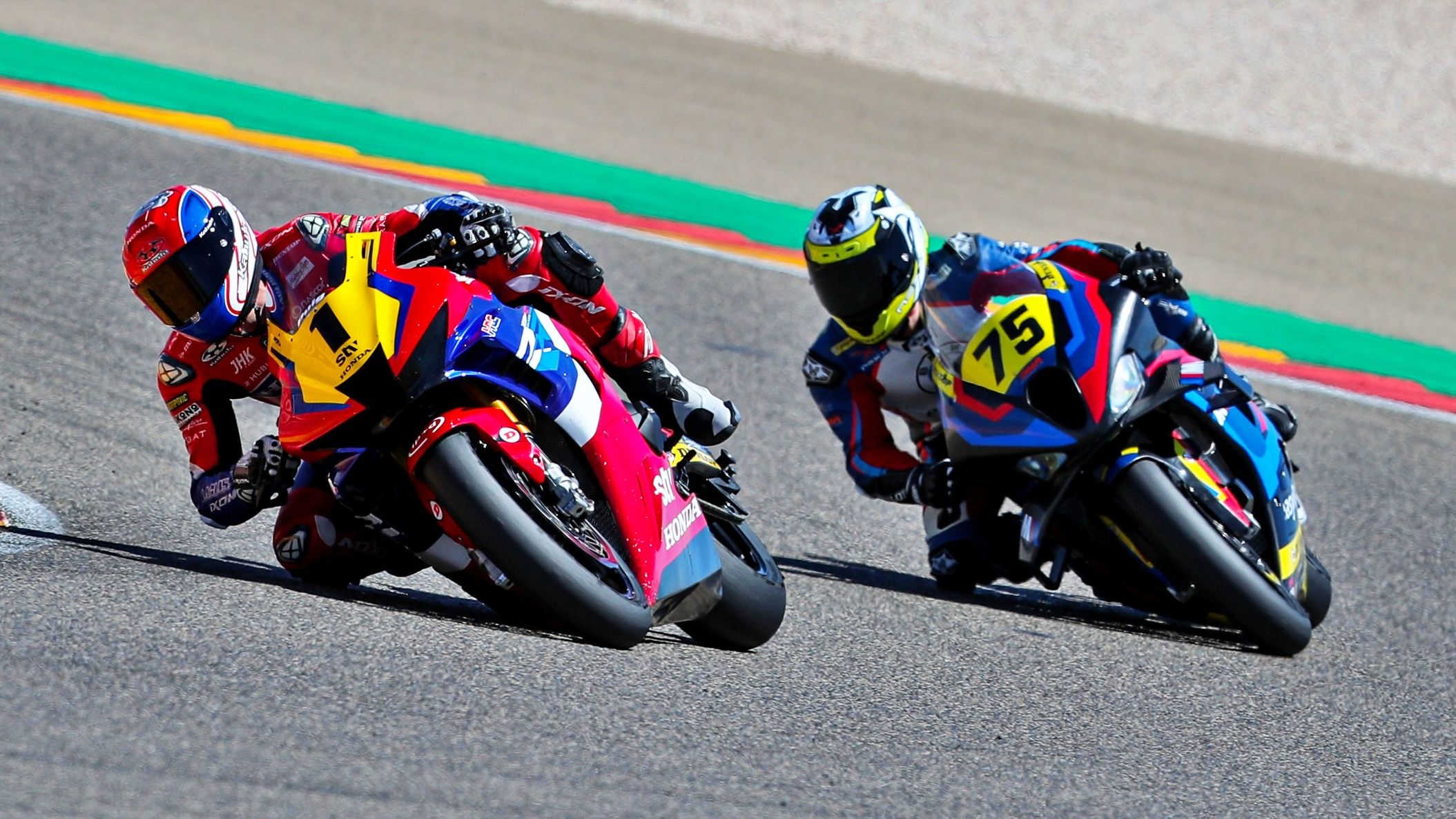 Tito Rabat e Ivo Lopes durante la carrera del ESBK 2023 en Motorland