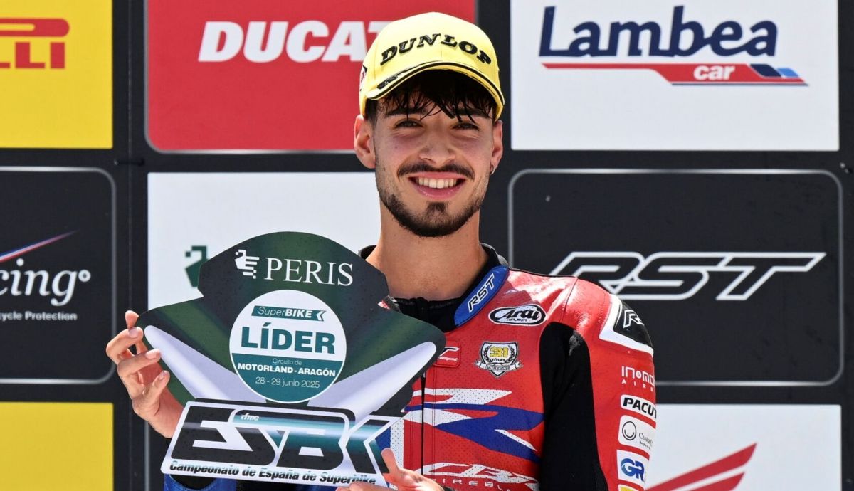 Borja Gómez celebra su victoria en Motorland para recuperar el liderato del ESBK Superbike 2025 Borja Gómez celebra su victoria en Motorland para recuperar el liderato del ESBK Superbike 2025