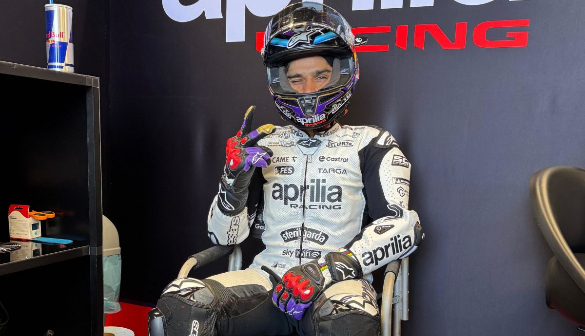 Jorge Martín en el box de Aprilia en el test de Misano
