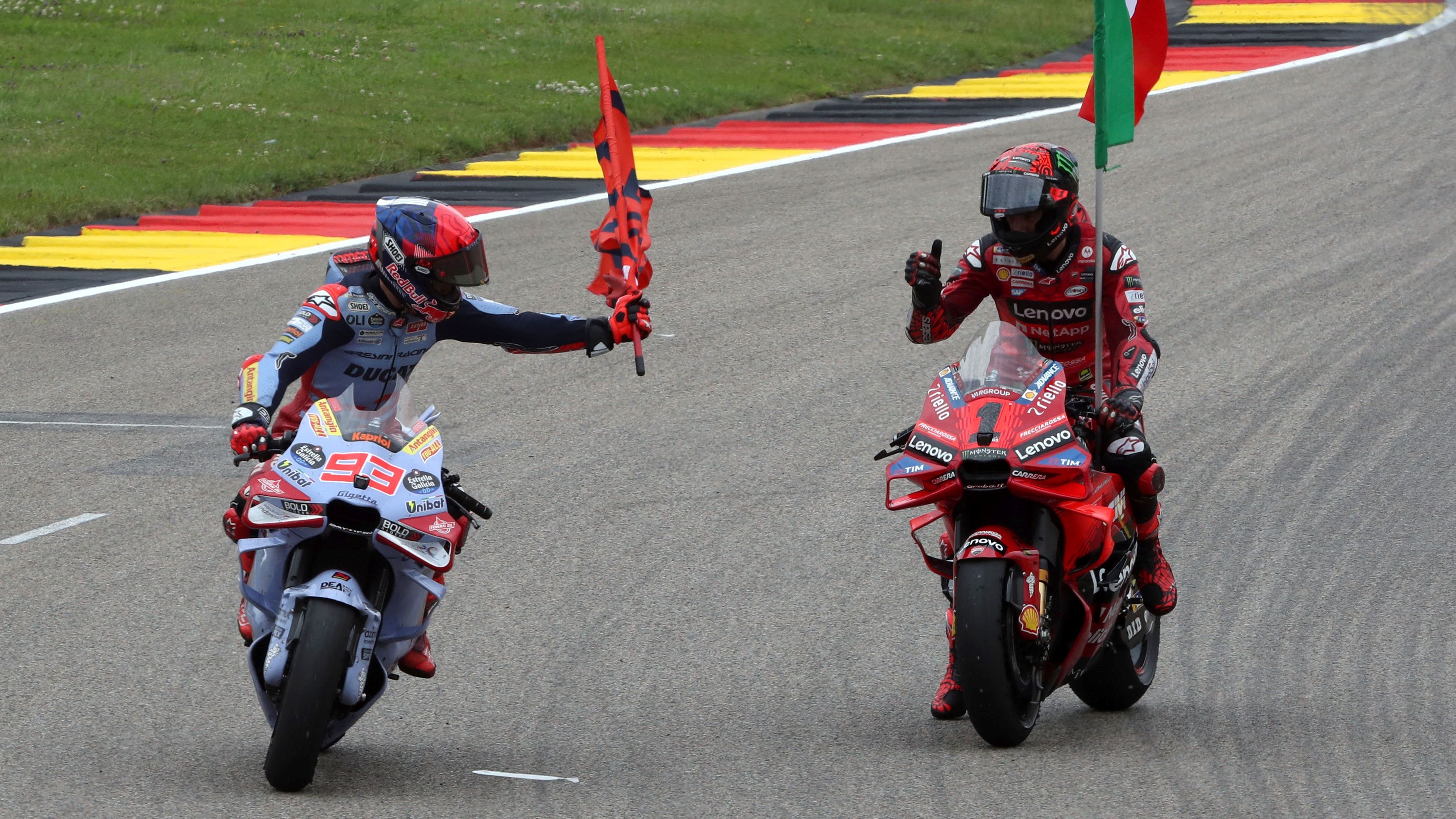 Marc Márquez y Pecco Bagnaia se felicitan al final de la carrera de MotoGP el año pasado en Sachsenring