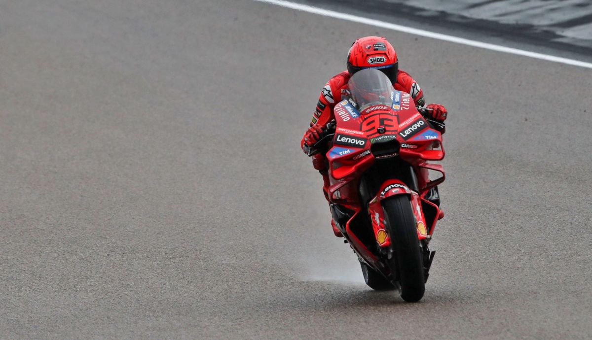 Marc Márquez remonta en agua y gana el Sprint ante Bezzecchi