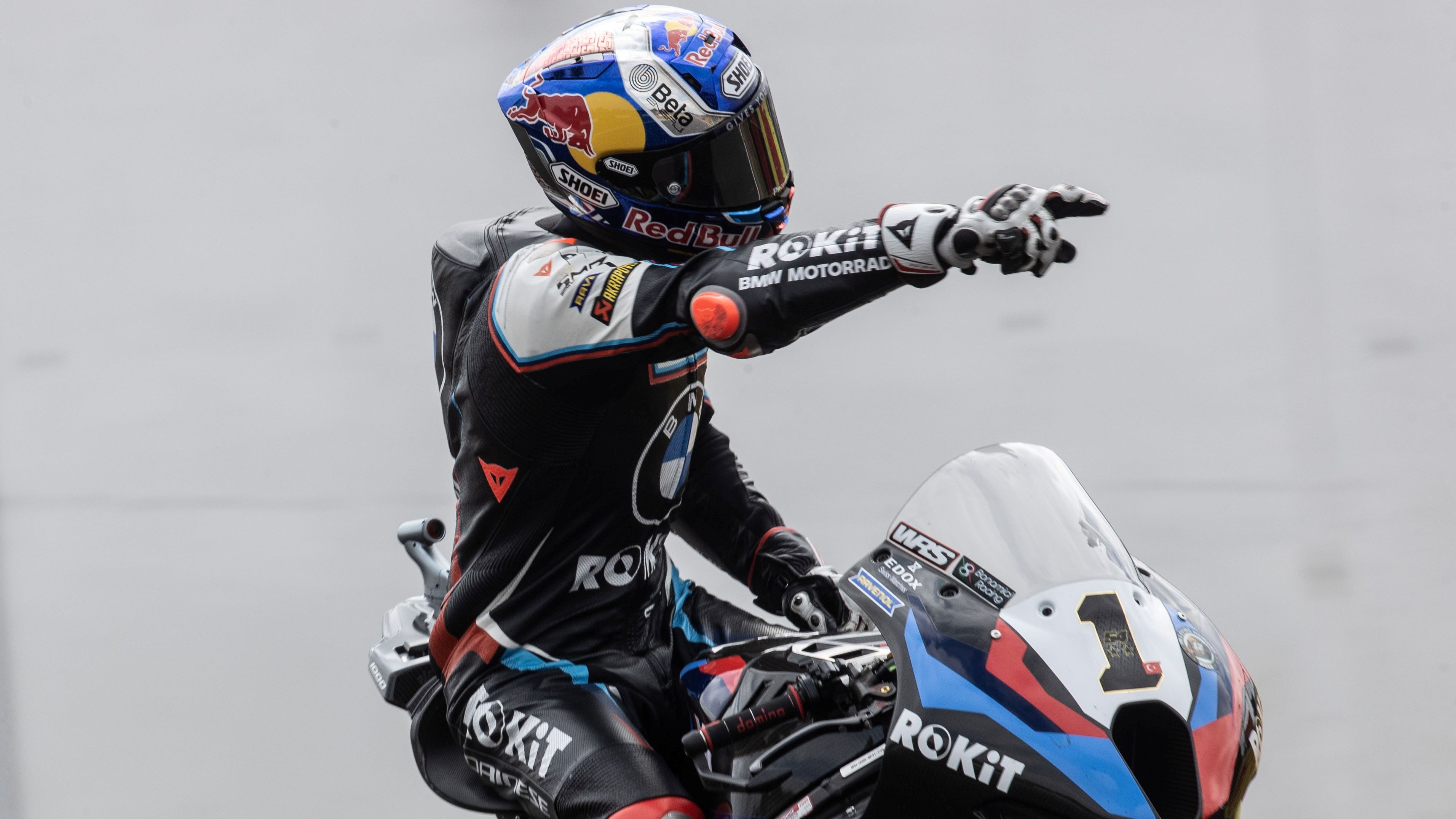Toprak Razgatlioglu es el nuevo líder del Mundial de Superbike tras lograr el triplete en Donington