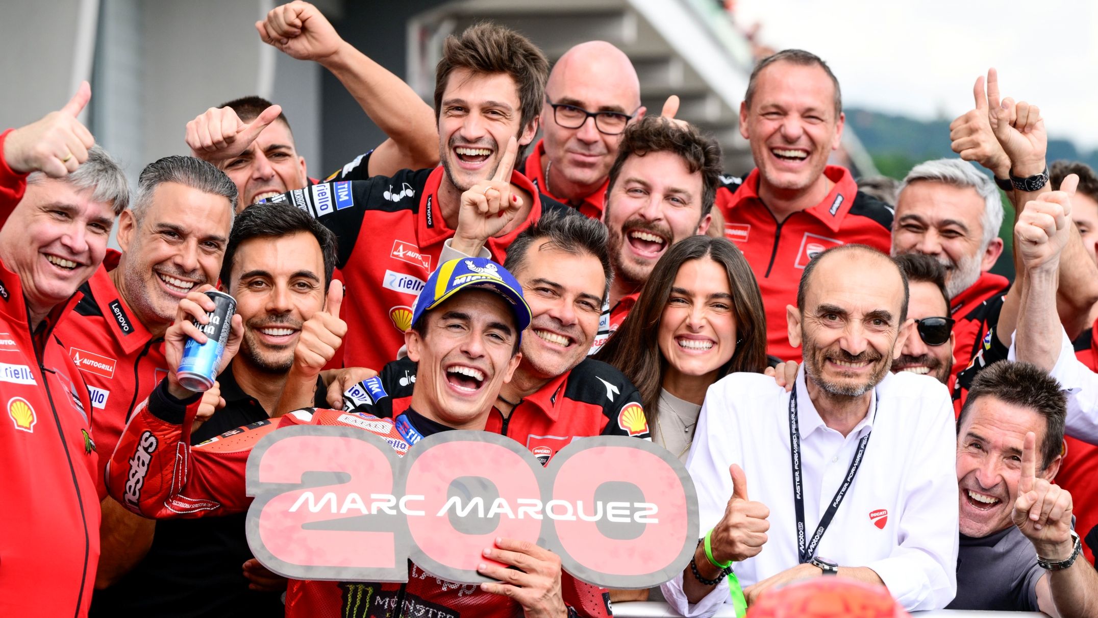 Marc Márquez festeja la victoria en su GP 200 en MotoGP