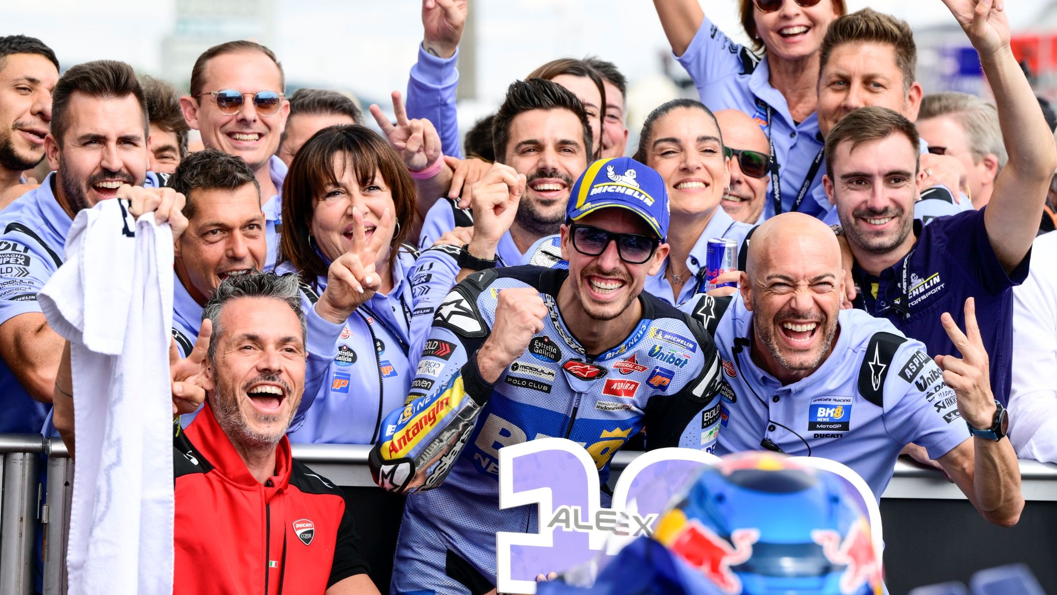 Alex Márquez celebra el podio en su GP 100 en MotoGP