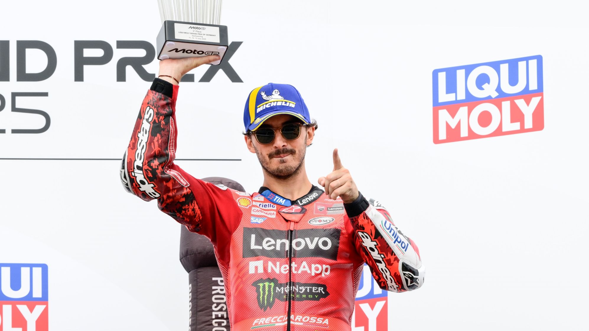 Pecco Bagnaia en el podio de Sachsenring