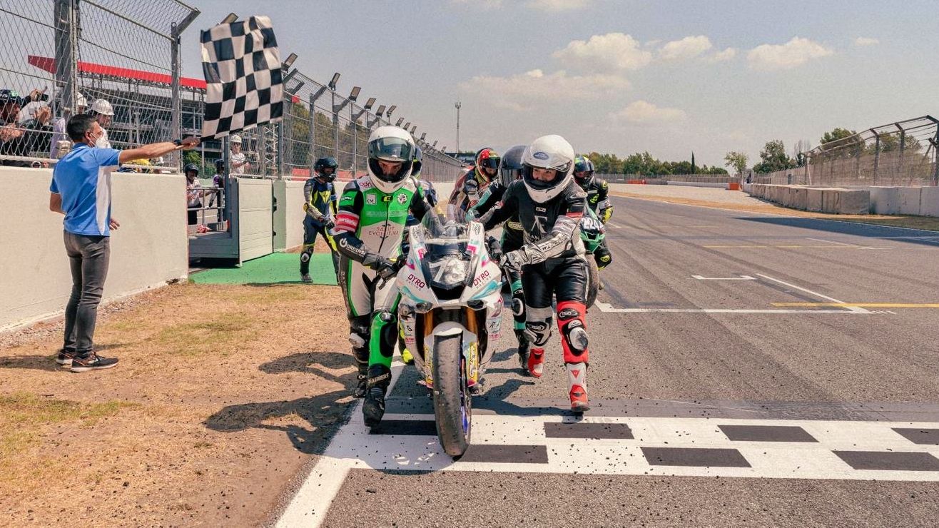 El Dyro Racing cruzando la línea de meta de las 24H Barcelona Catalunya 2025 empujando la moto (Foto: Marko, Pablo Pérez).