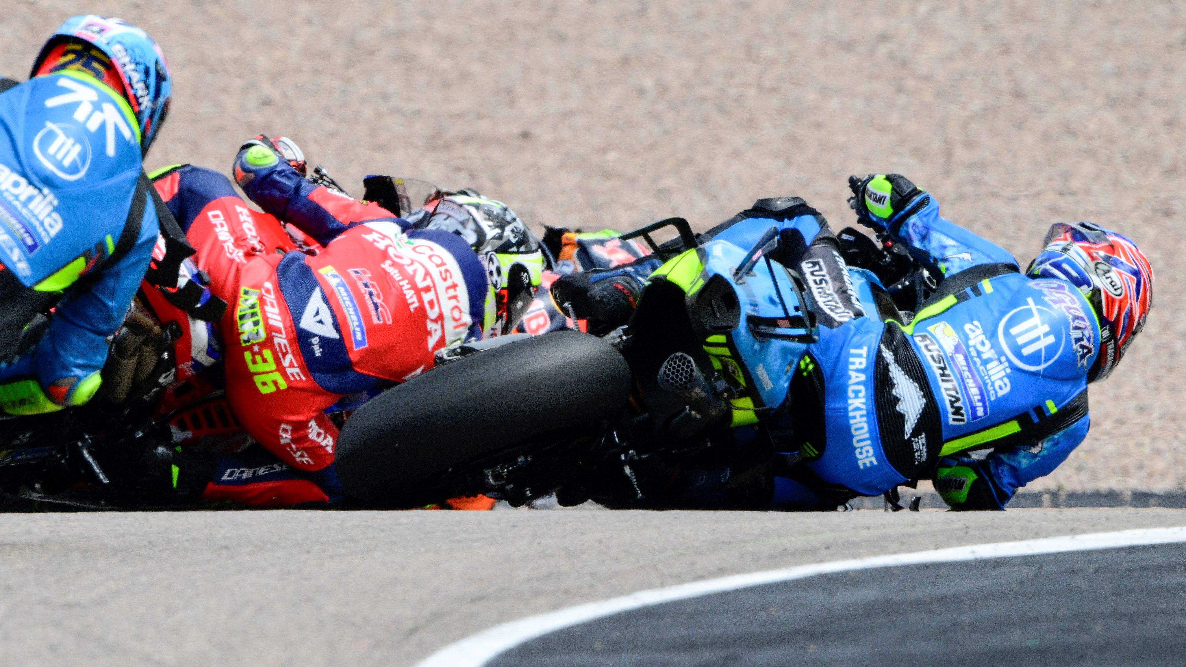 Ai Ogura cae y se lleva por delante a Joan Mir, MotoGP Alemania 2025